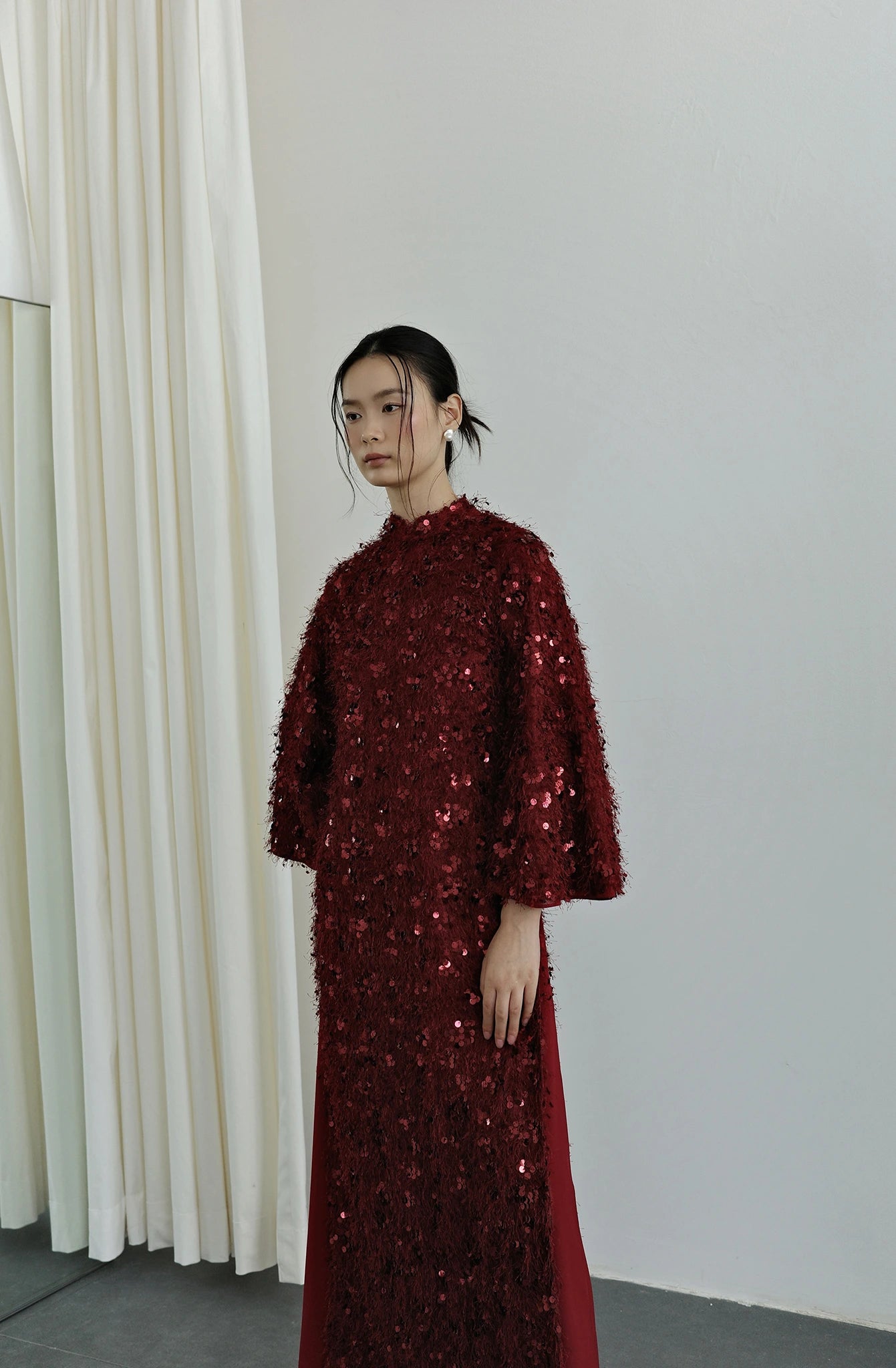 Set áo dài màu đỏ tay lỡ và quần dáng rộng - S1994B