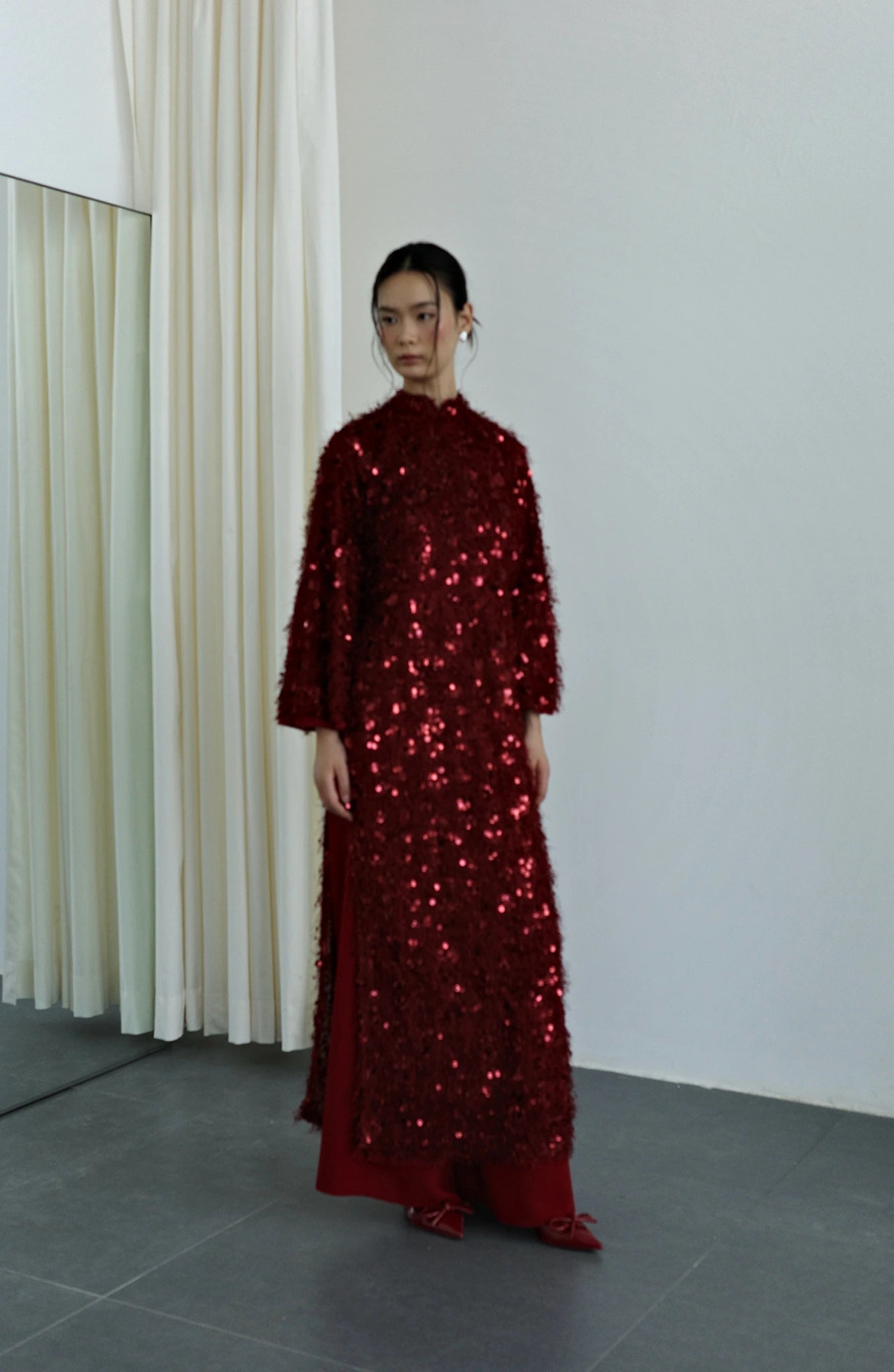 Set áo dài màu đỏ tay lỡ và quần dáng rộng - S1994B