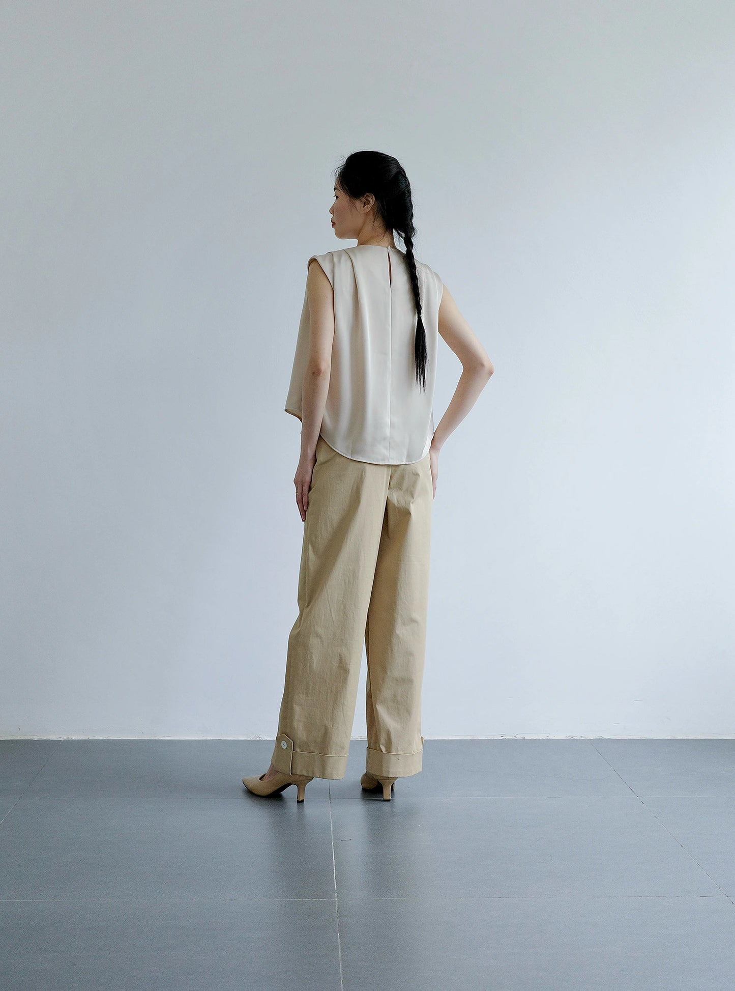 Áo kiểu nữ màu be nhạt xếp ly vai và không tay - SH9772