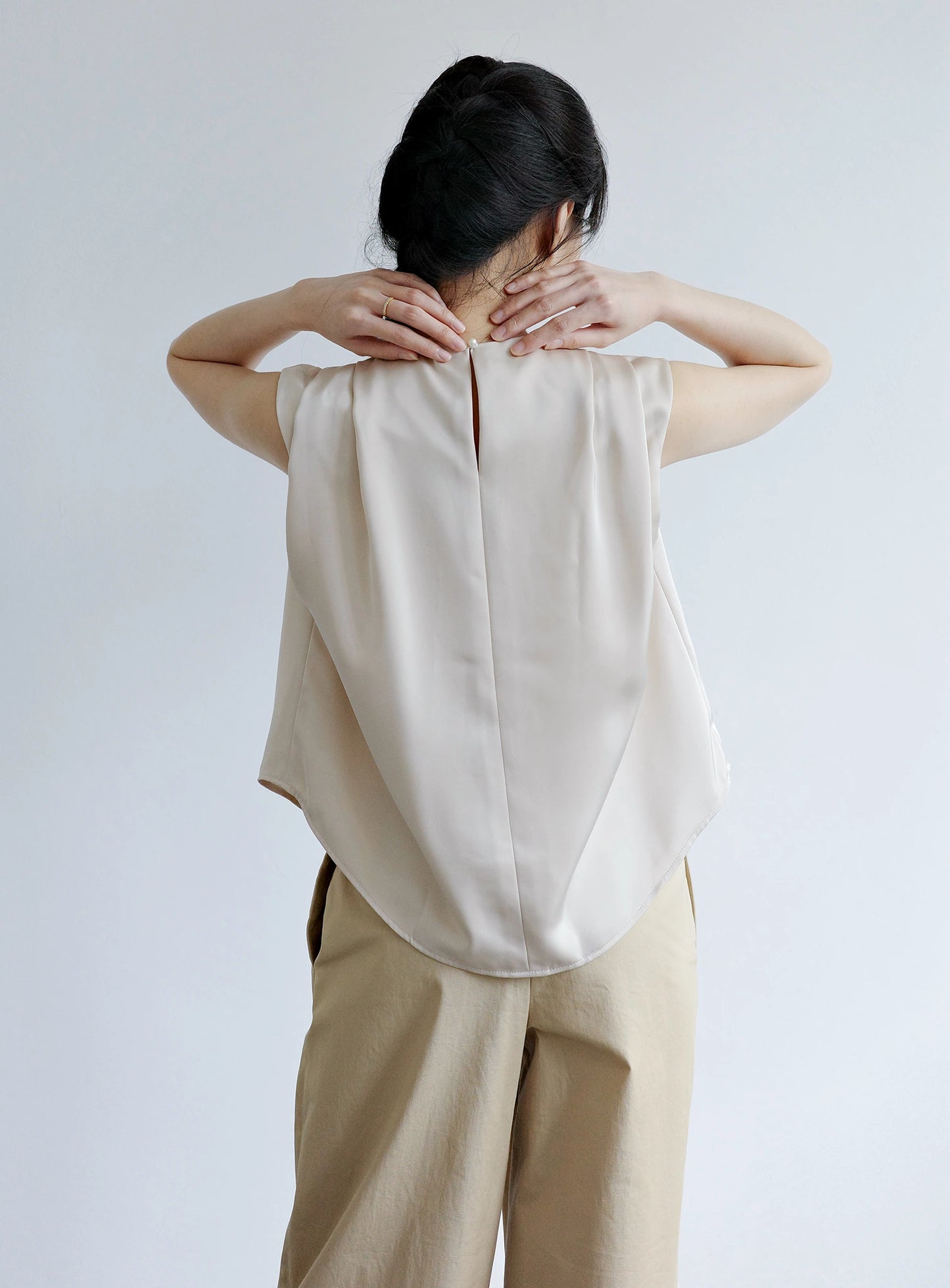 Áo kiểu nữ màu be nhạt xếp ly vai và không tay - SH9772