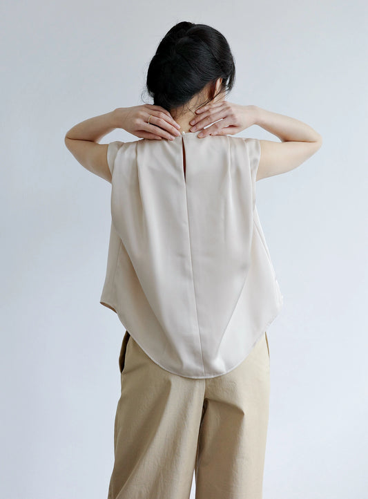 Áo kiểu nữ màu be nhạt xếp ly vai và không tay - SH9772