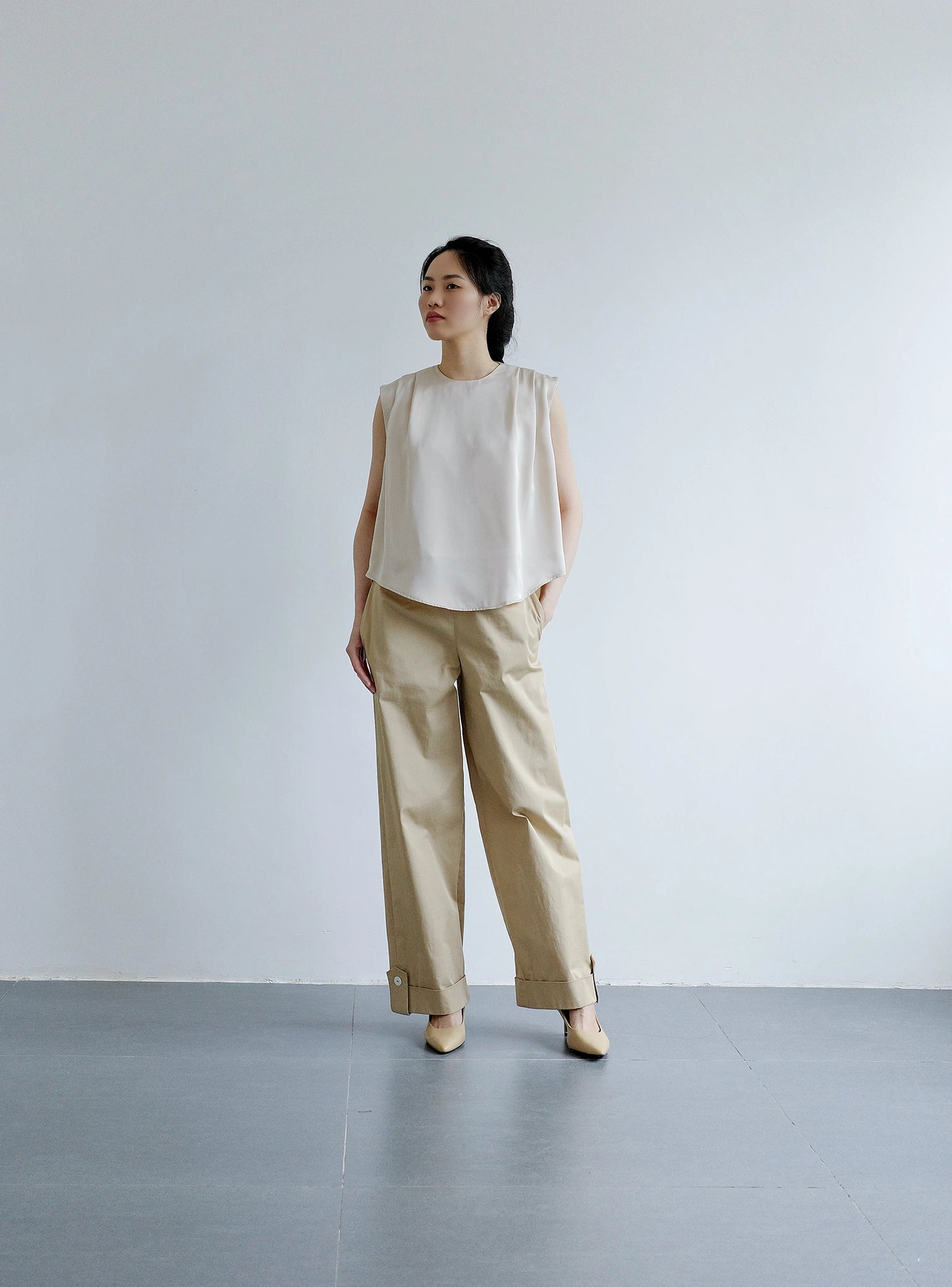 Áo kiểu nữ màu be nhạt xếp ly vai và không tay - SH9772