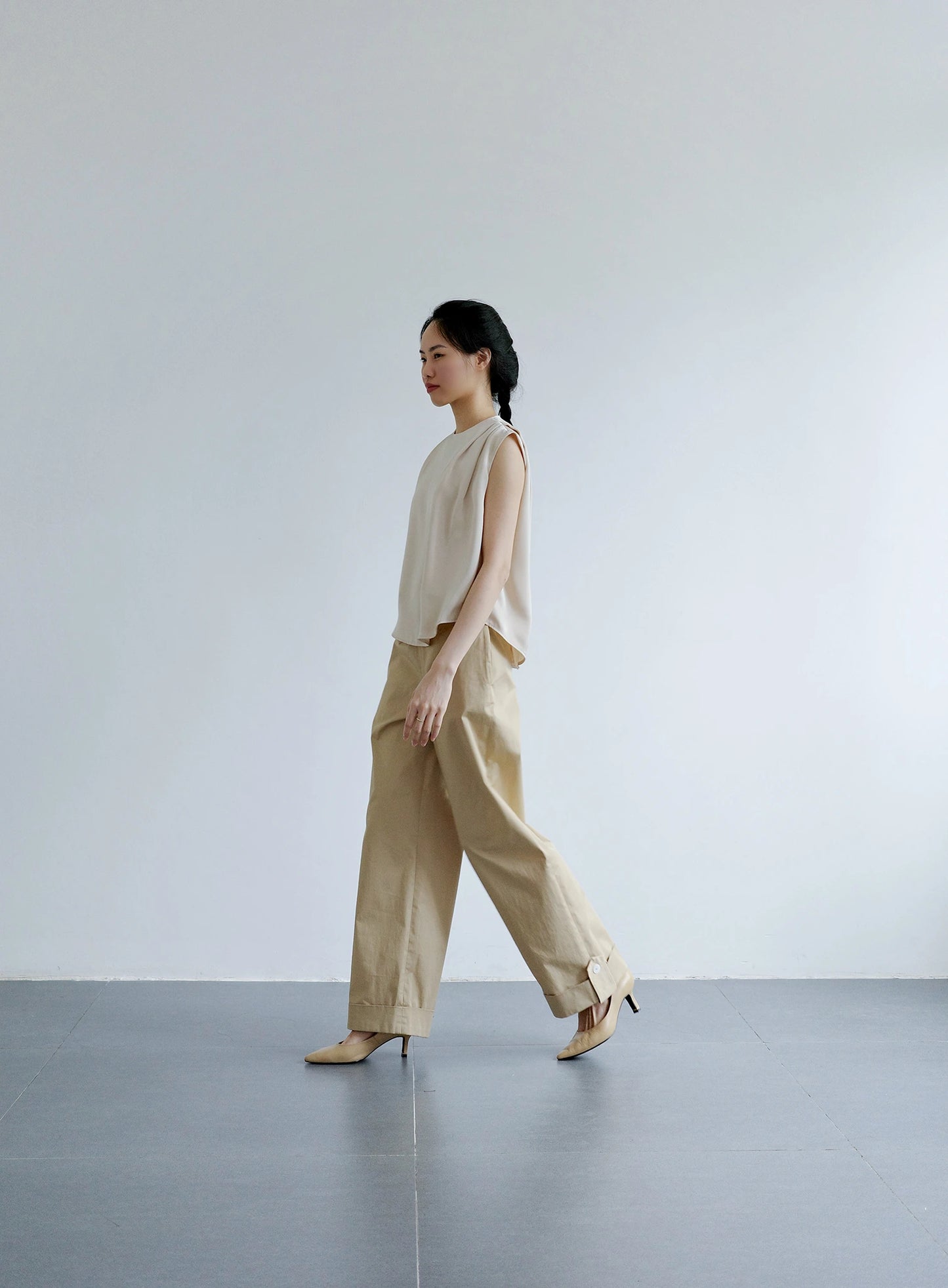 Áo kiểu nữ màu be nhạt xếp ly vai và không tay - SH9772