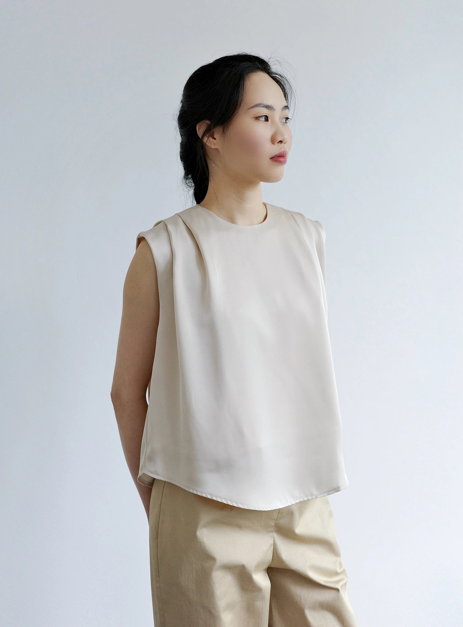 Áo kiểu nữ màu be nhạt xếp ly vai và không tay - SH9772