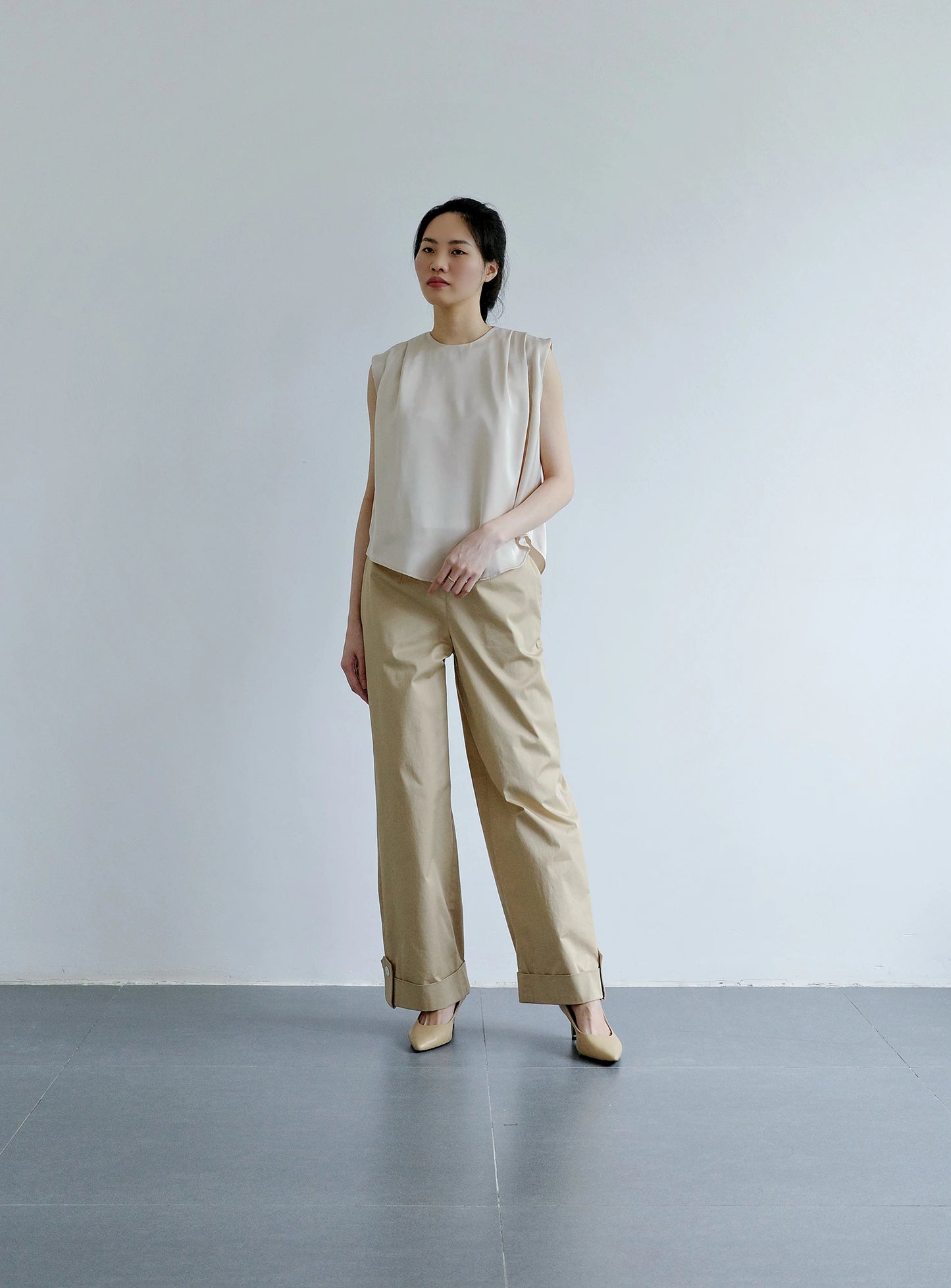 Áo kiểu nữ màu be nhạt xếp ly vai và không tay - SH9772