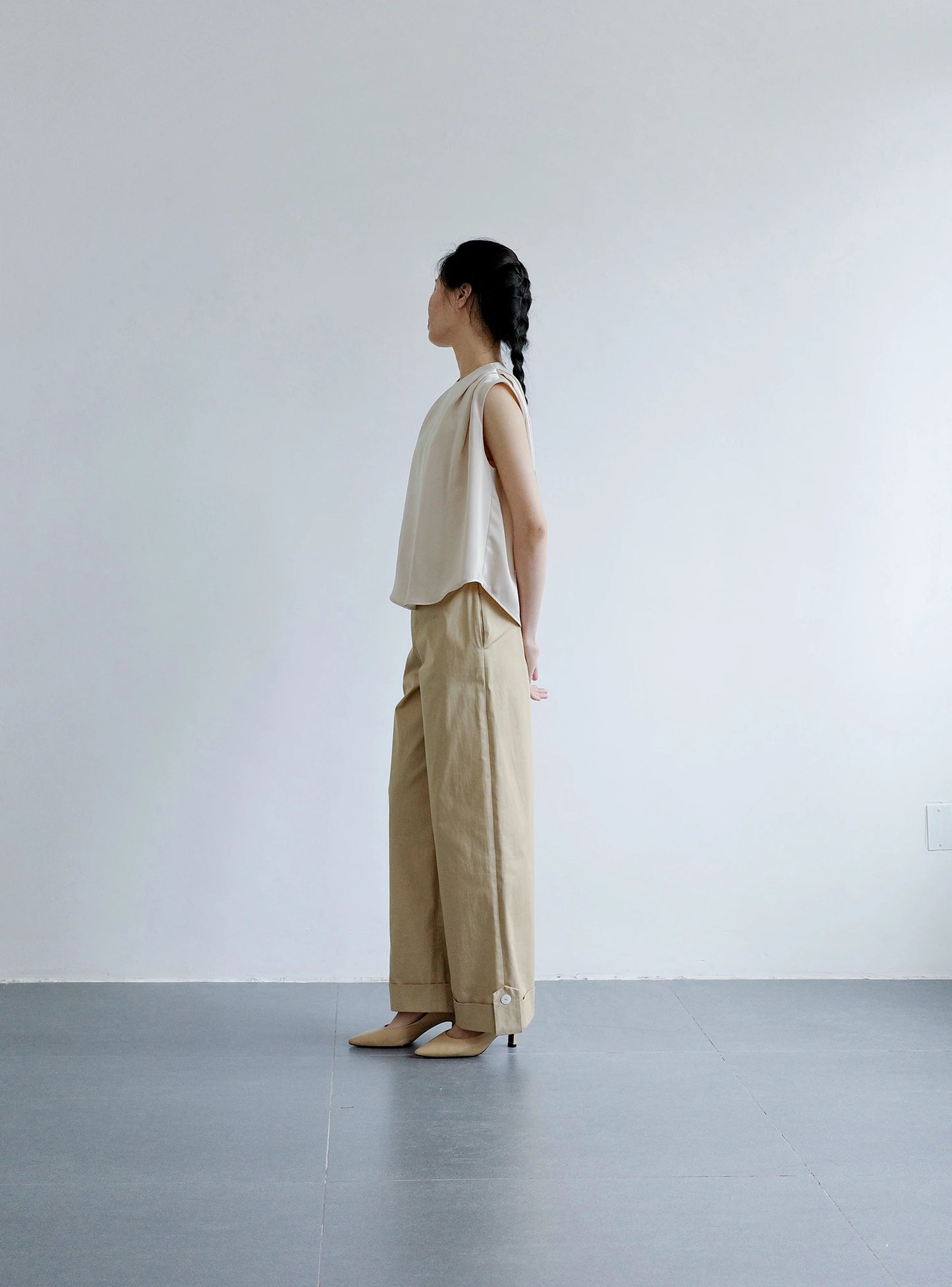 Áo kiểu nữ màu be nhạt xếp ly vai và không tay - SH9772