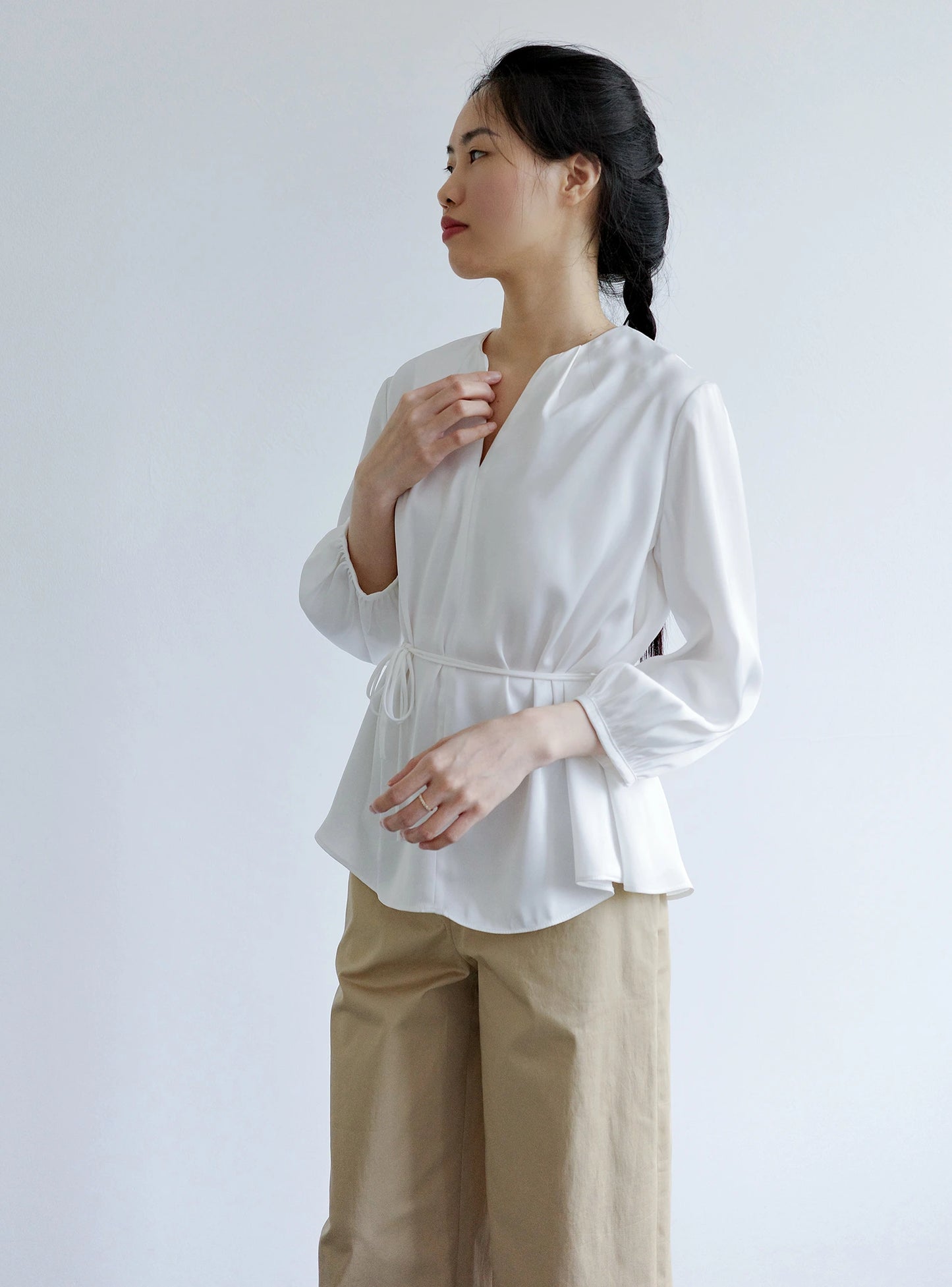 Áo kiểu nữ màu trắng cổ tròn xẻ V trước  - SH773