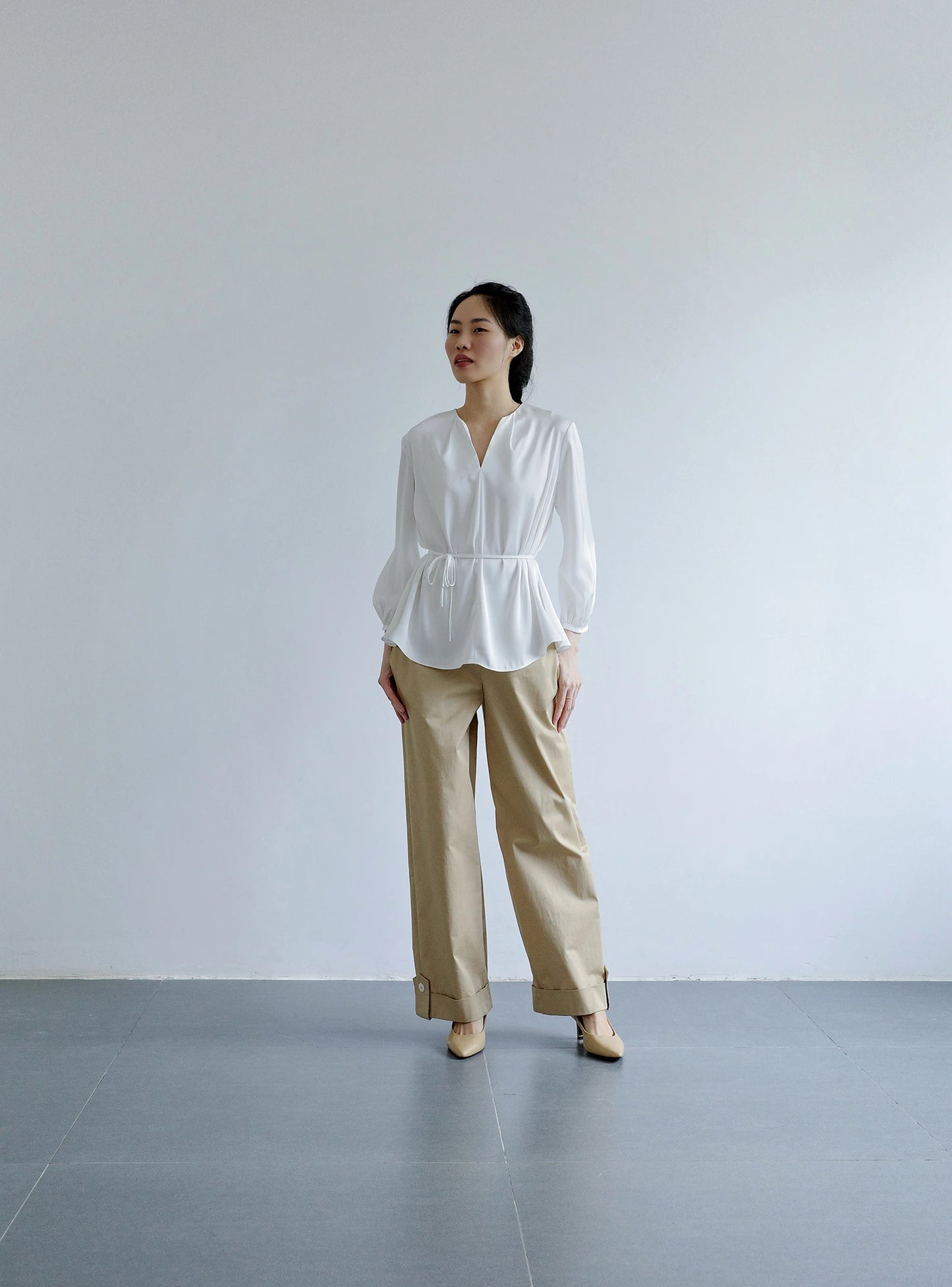 Áo kiểu nữ màu trắng cổ tròn xẻ V trước  - SH773