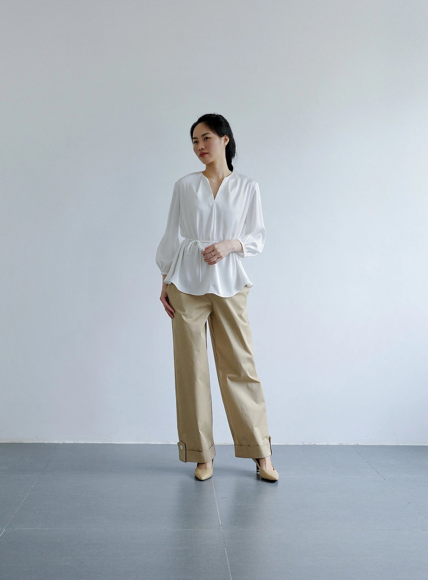 Áo kiểu nữ màu trắng cổ tròn xẻ V trước  - SH773