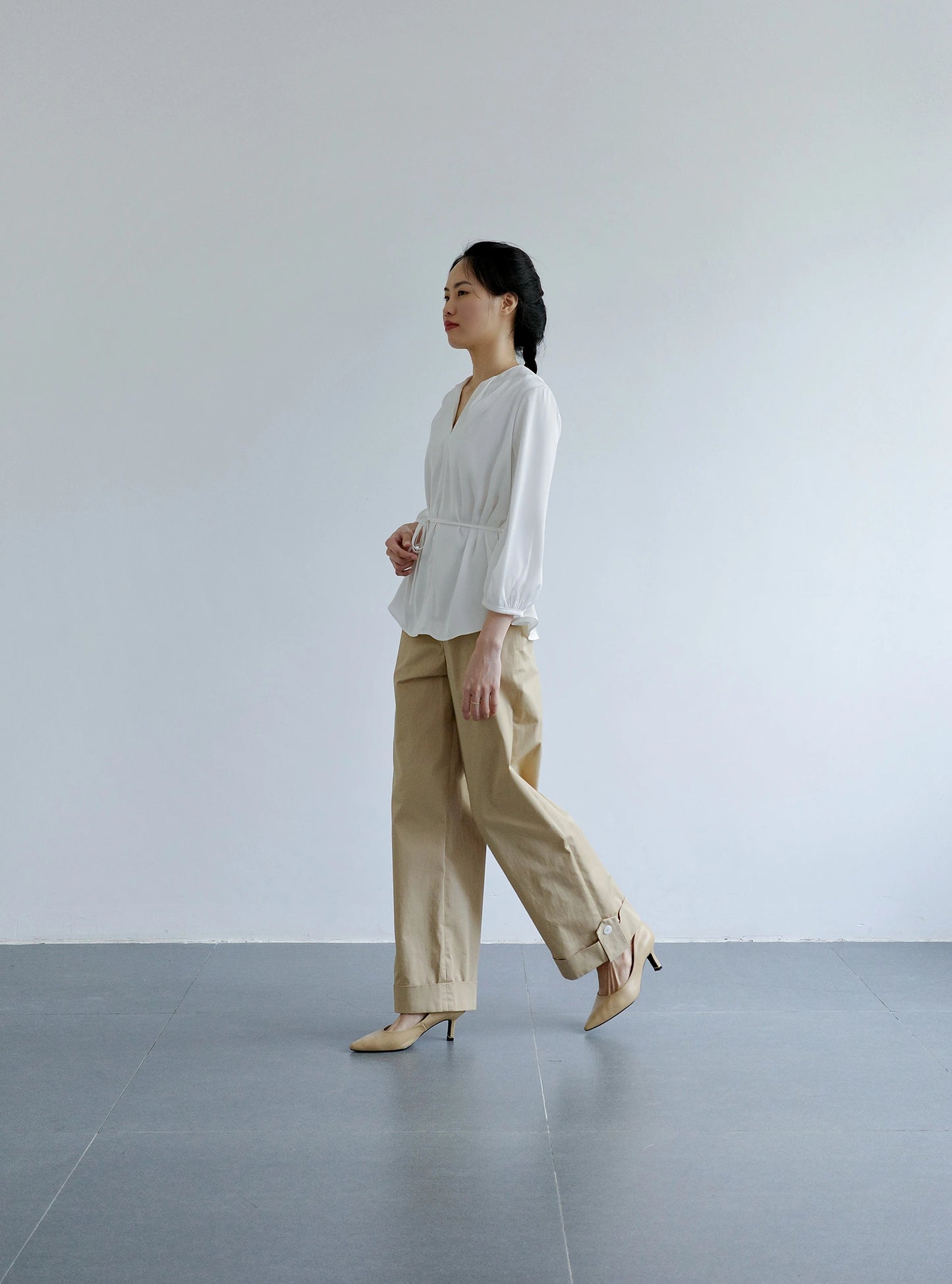 Áo kiểu nữ màu trắng cổ tròn xẻ V trước  - SH773