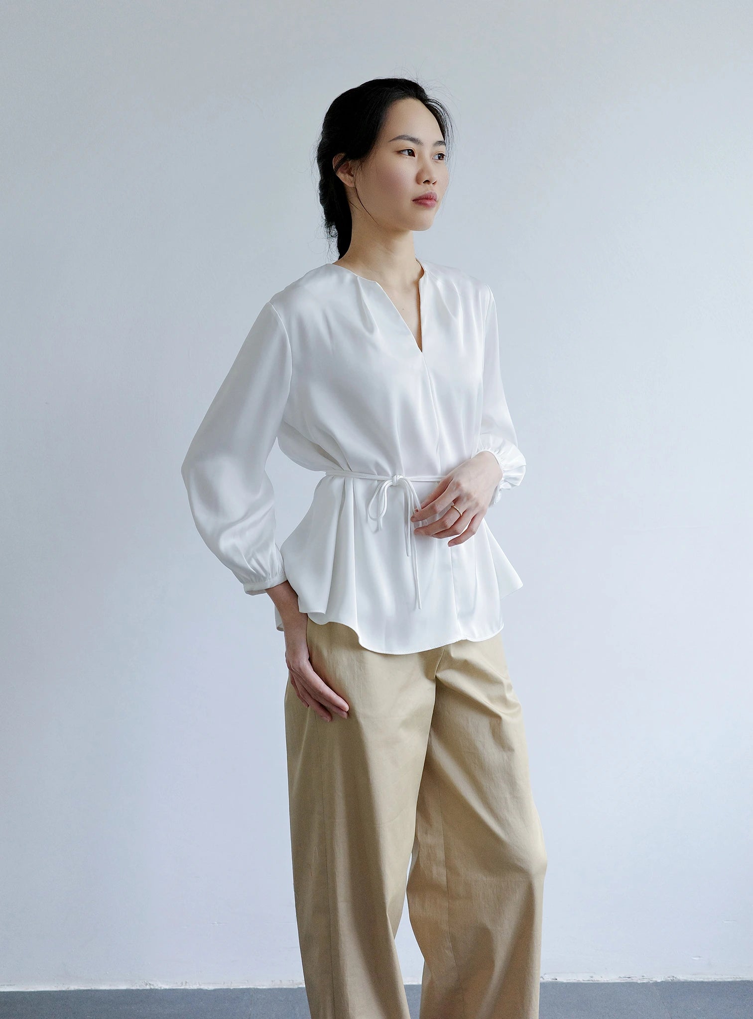 Áo kiểu nữ màu trắng cổ tròn xẻ V trước  - SH773