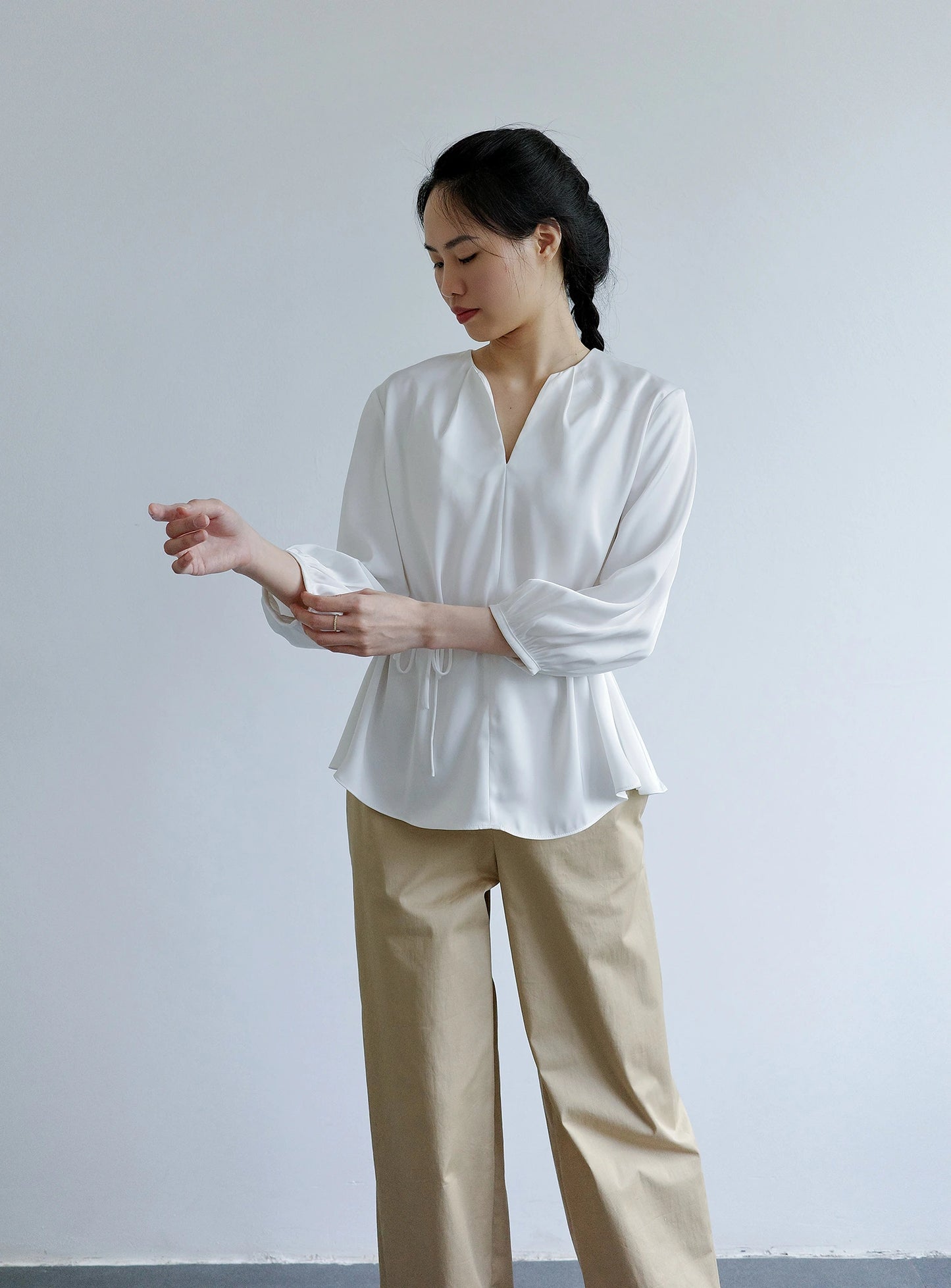 Áo kiểu nữ màu trắng cổ tròn xẻ V trước  - SH773