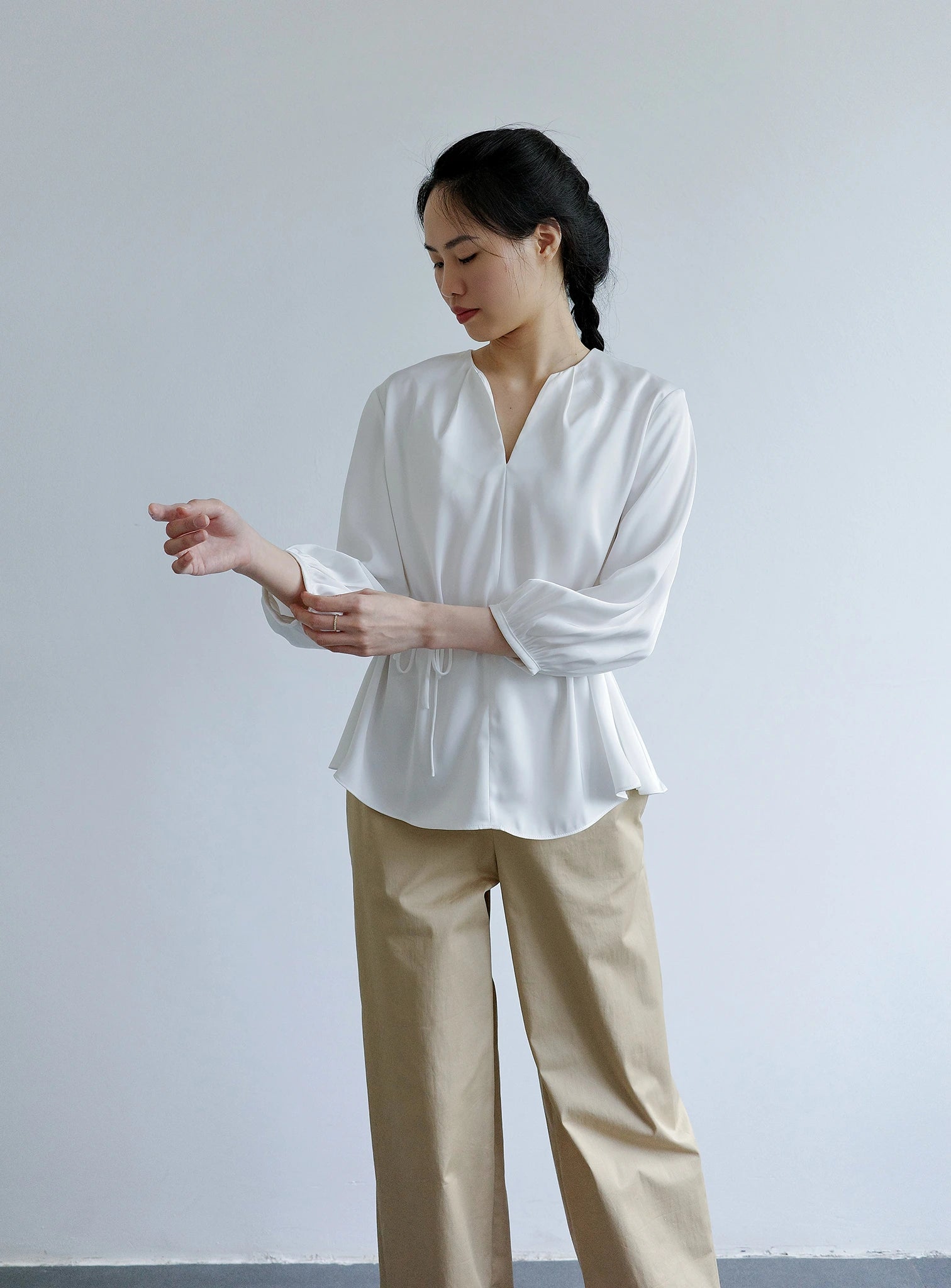Áo kiểu nữ màu trắng cổ tròn xẻ V trước  - SH773