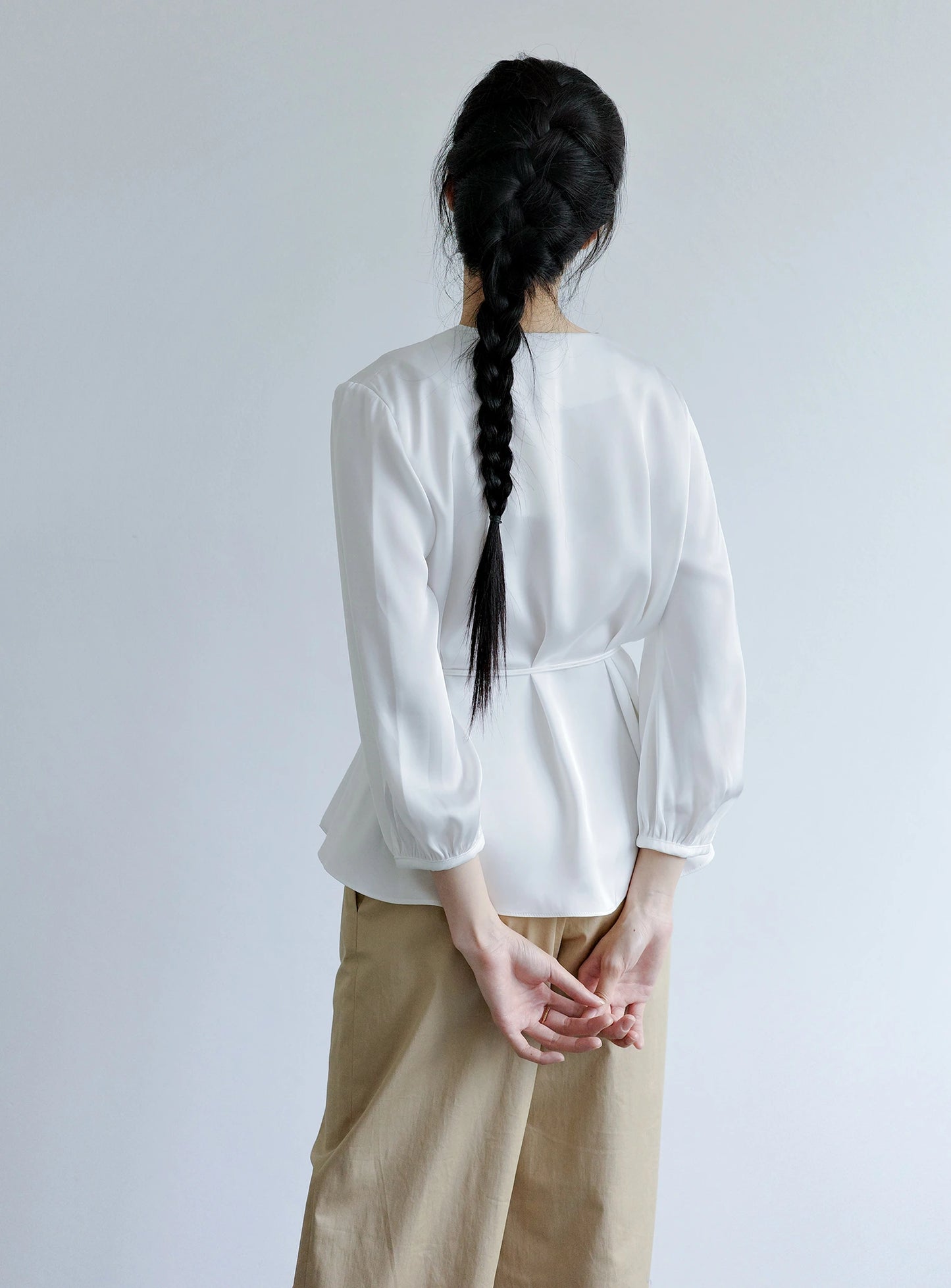 Áo kiểu nữ màu trắng cổ tròn xẻ V trước  - SH773