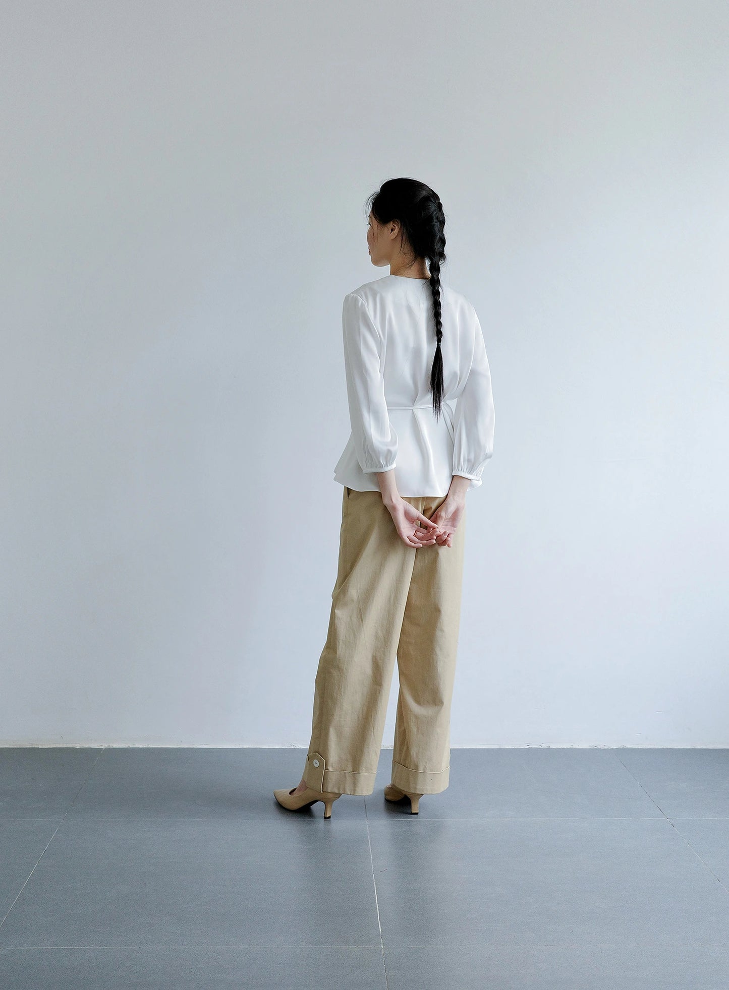 Áo kiểu nữ màu trắng cổ tròn xẻ V trước  - SH773