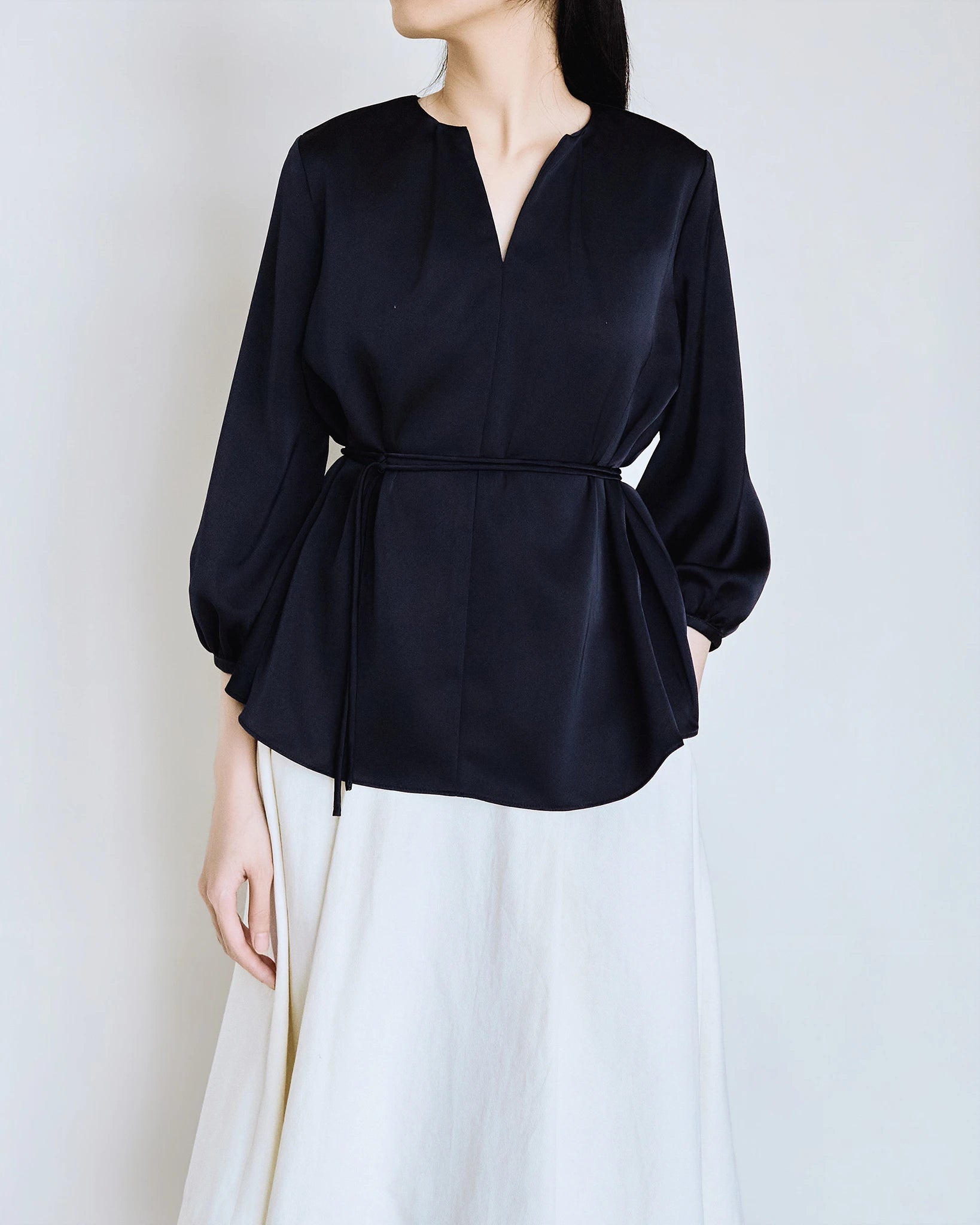 Áo kiểu nữ màu xanh navy cổ tròn xẻ V trước  - SH9773B