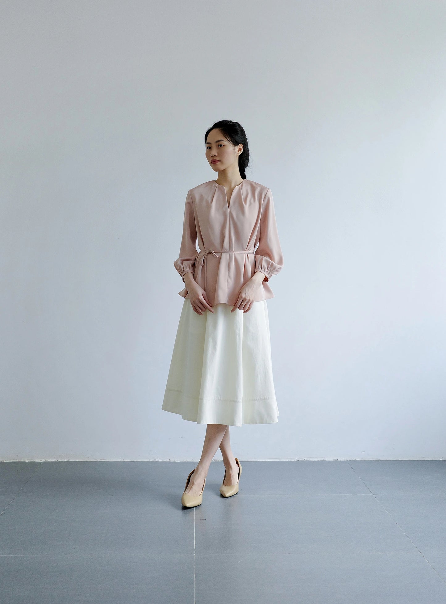 Áo kiểu nữ màu hồng da cổ tròn xẻ V trước - SH773C