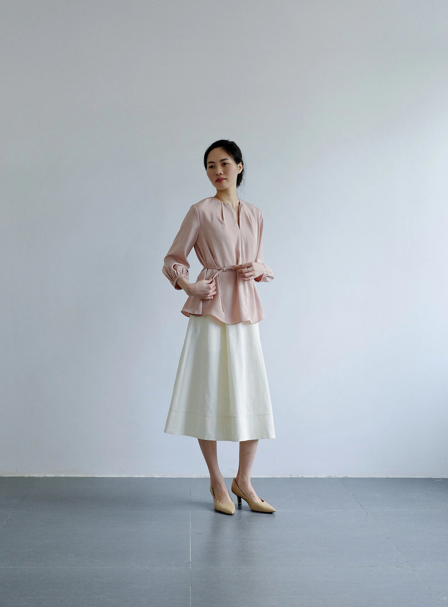 Áo kiểu nữ màu hồng da cổ tròn xẻ V trước - SH773C