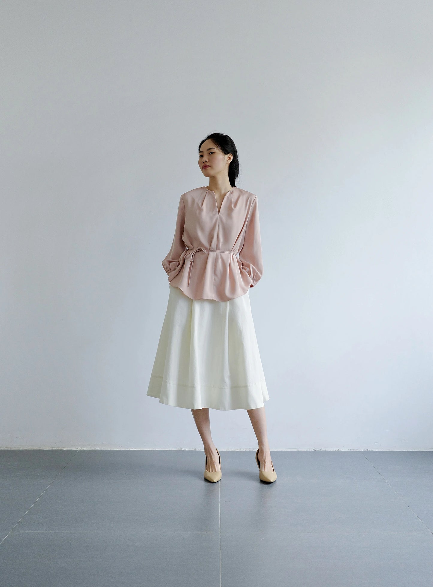 Áo kiểu nữ màu hồng da cổ tròn xẻ V trước - SH773C