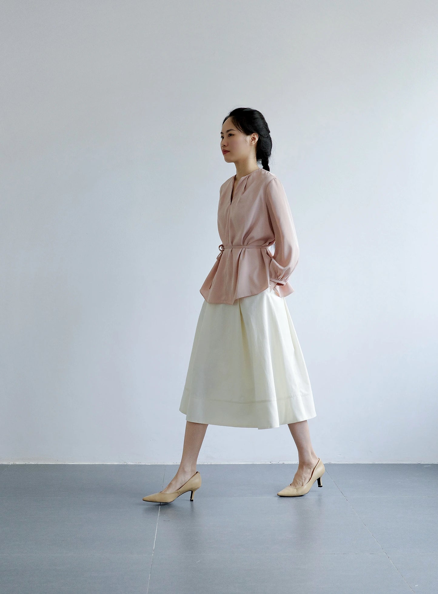 Áo kiểu nữ màu hồng da cổ tròn xẻ V trước - SH773C