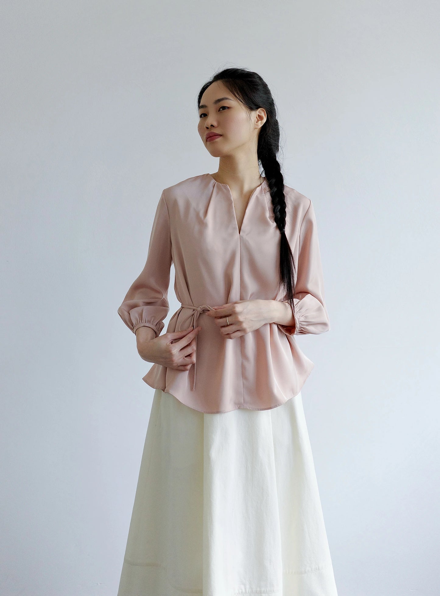 Áo kiểu nữ màu hồng da cổ tròn xẻ V trước - SH773C