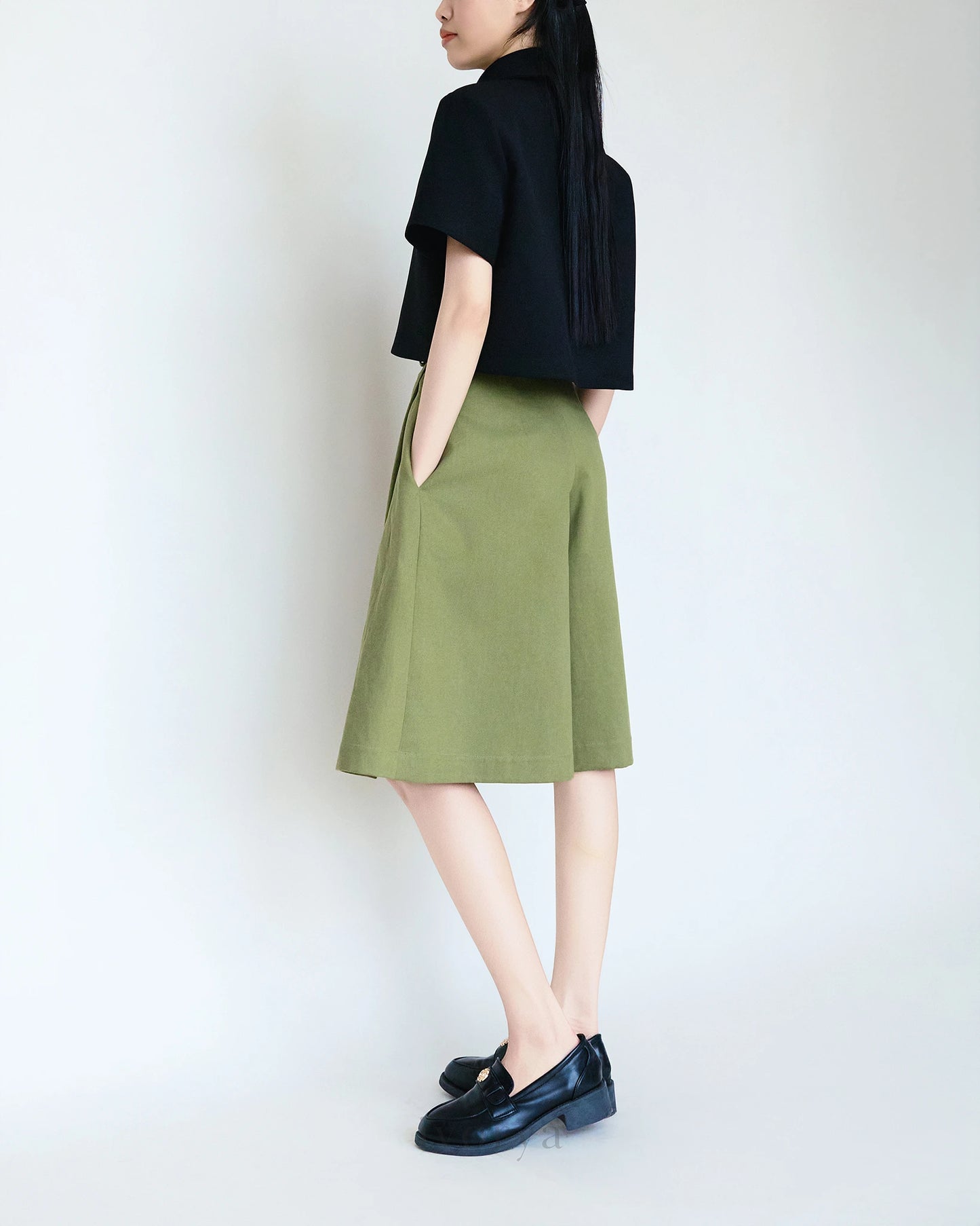 Áo crop-top nữ màu đen tay ngắn - SH9774