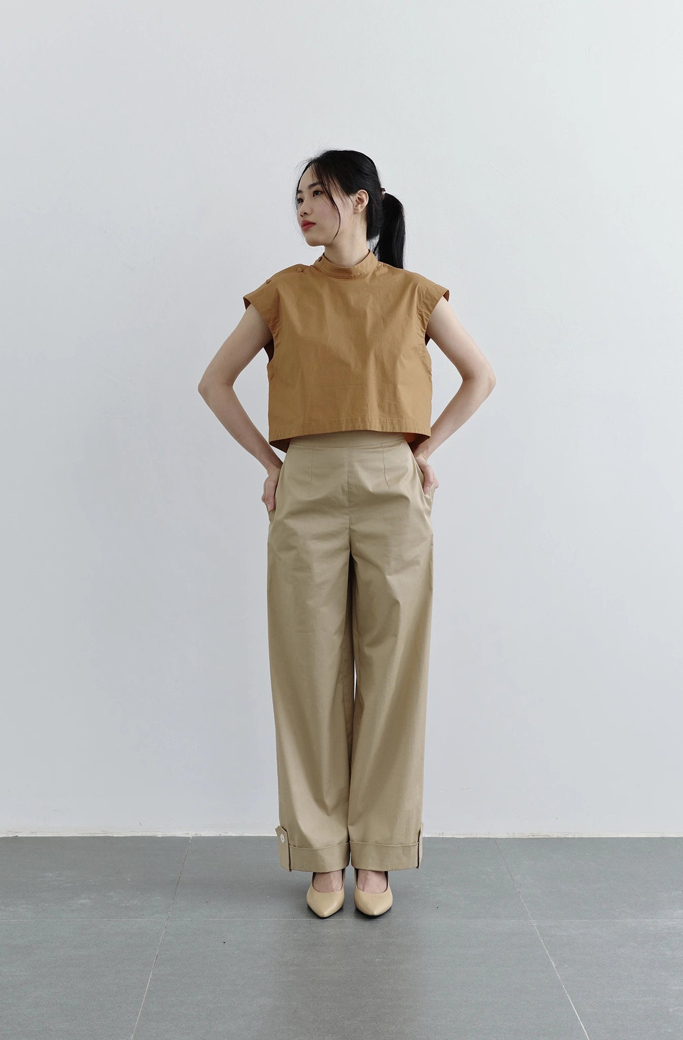 Áo crop-top nữ màu nâu không tay - SH9778