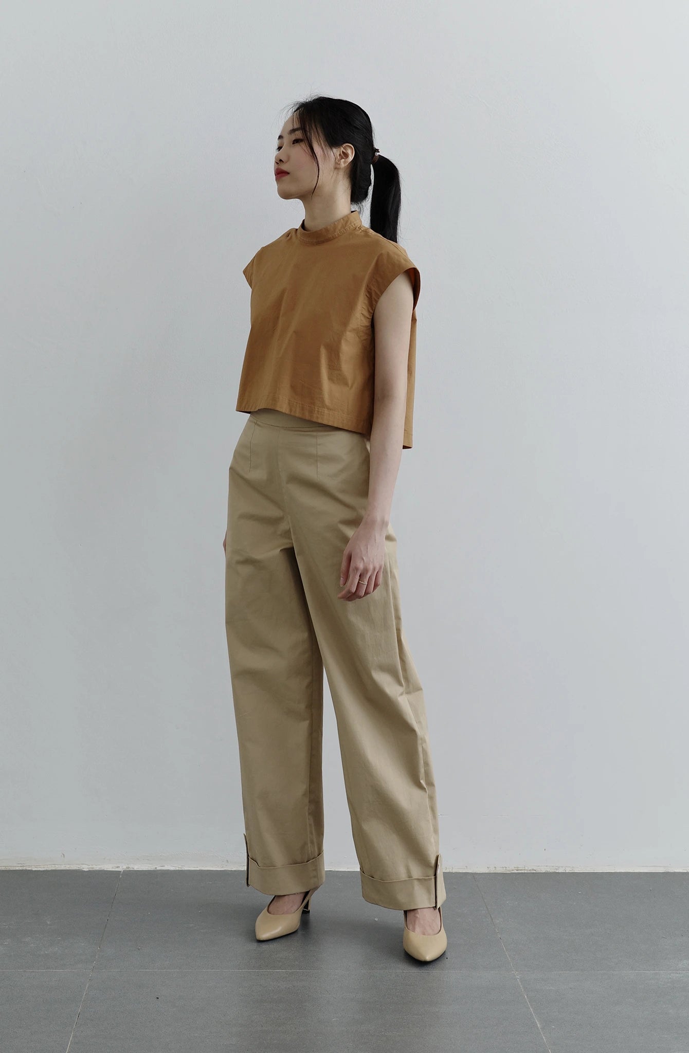 Áo crop-top nữ màu nâu không tay - SH9778