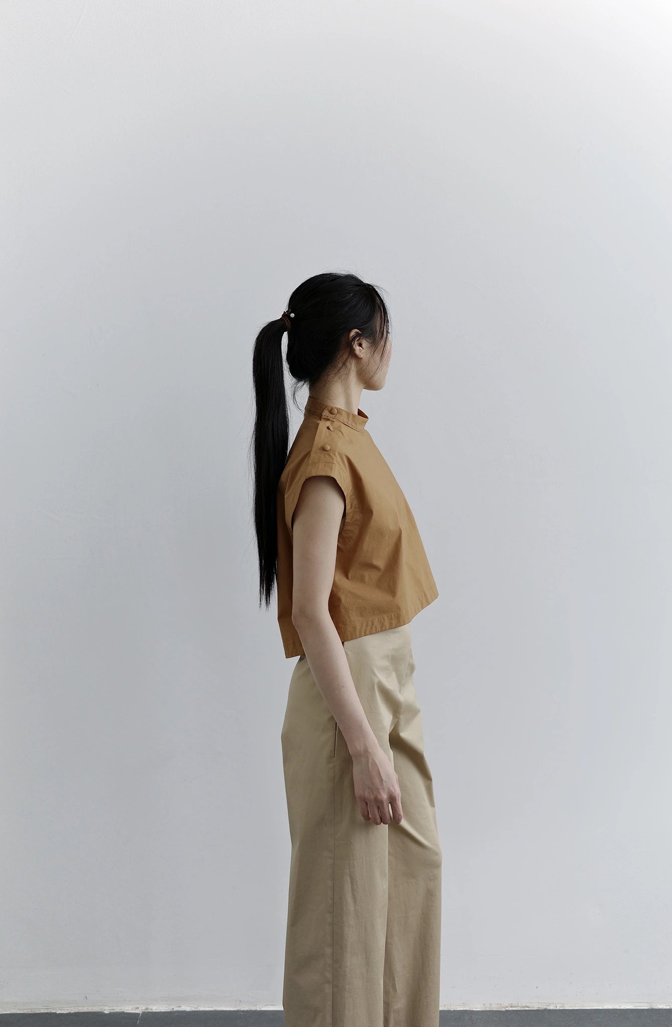 Áo crop-top nữ màu nâu không tay - SH9778