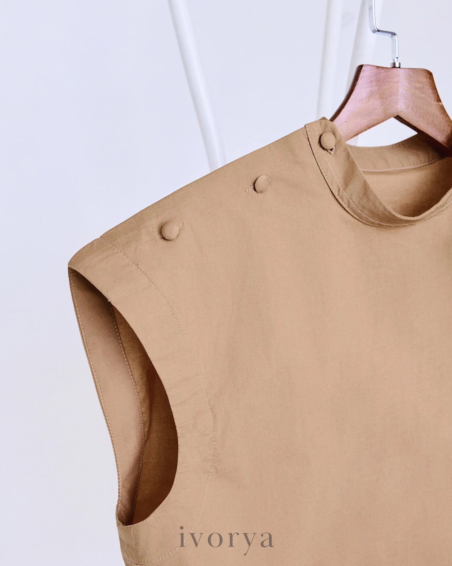 Áo crop-top nữ màu nâu không tay - SH9778