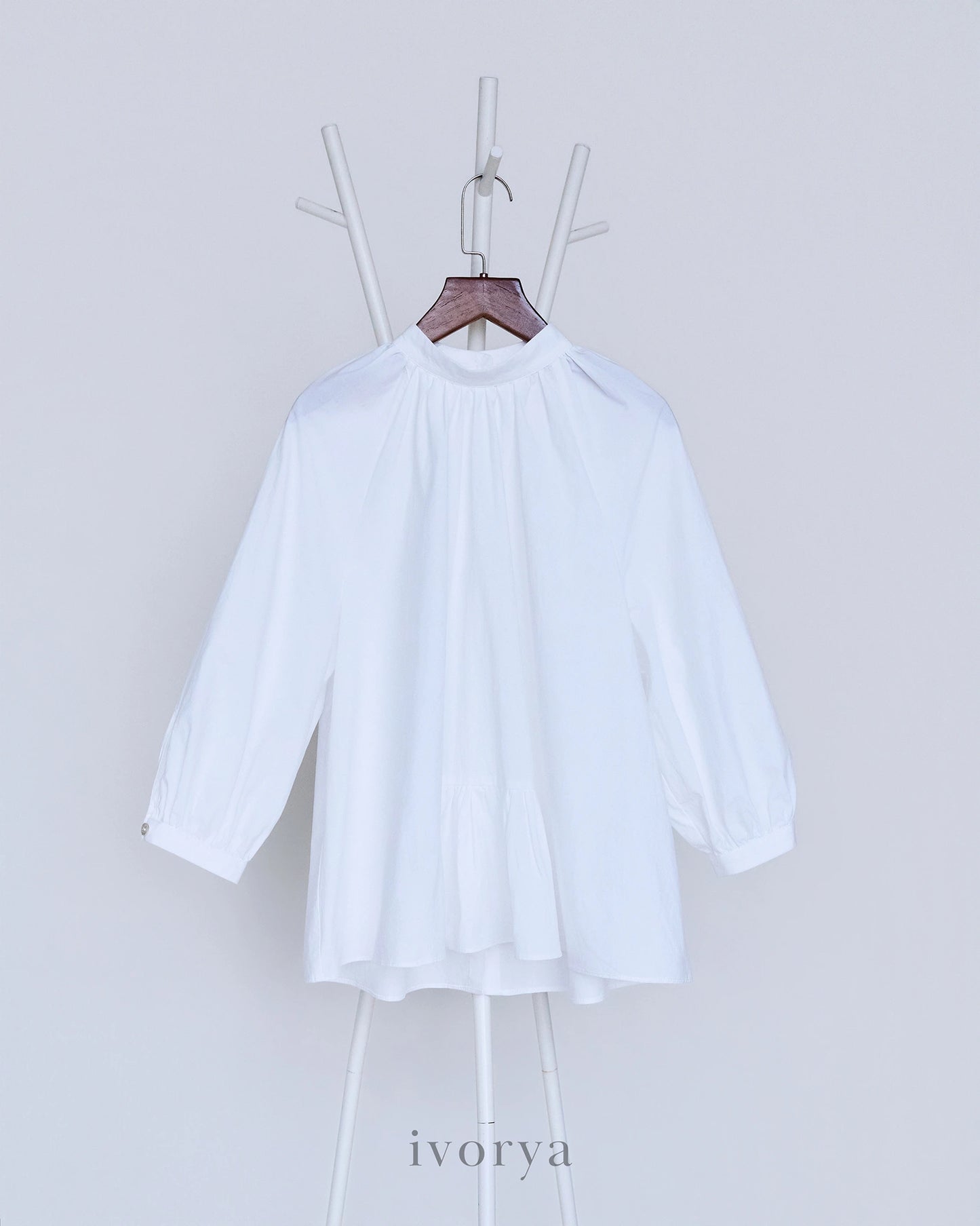 Áo kiểu nữ cổ tròn tay lỡ phối bèo nhún giữa trước và khuy nút cài phía sau - SH9779