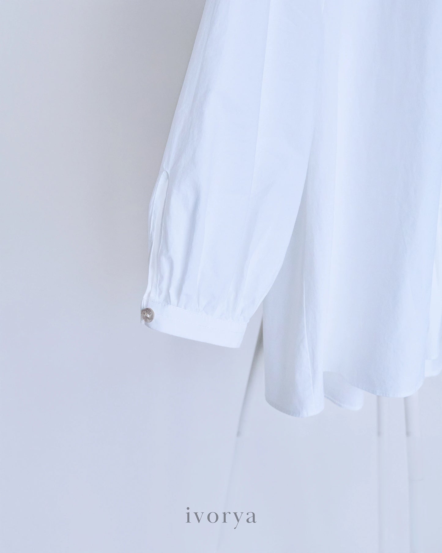 Áo kiểu nữ cổ tròn tay lỡ phối bèo nhún giữa trước và khuy nút cài phía sau - SH9779