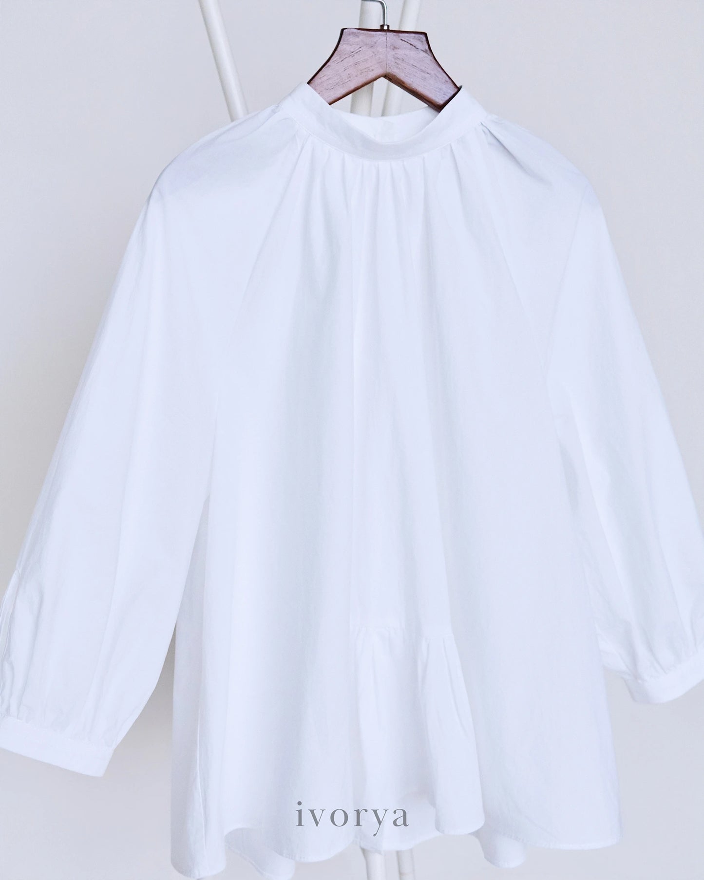 Áo kiểu nữ cổ tròn tay lỡ phối bèo nhún giữa trước và khuy nút cài phía sau - SH9779