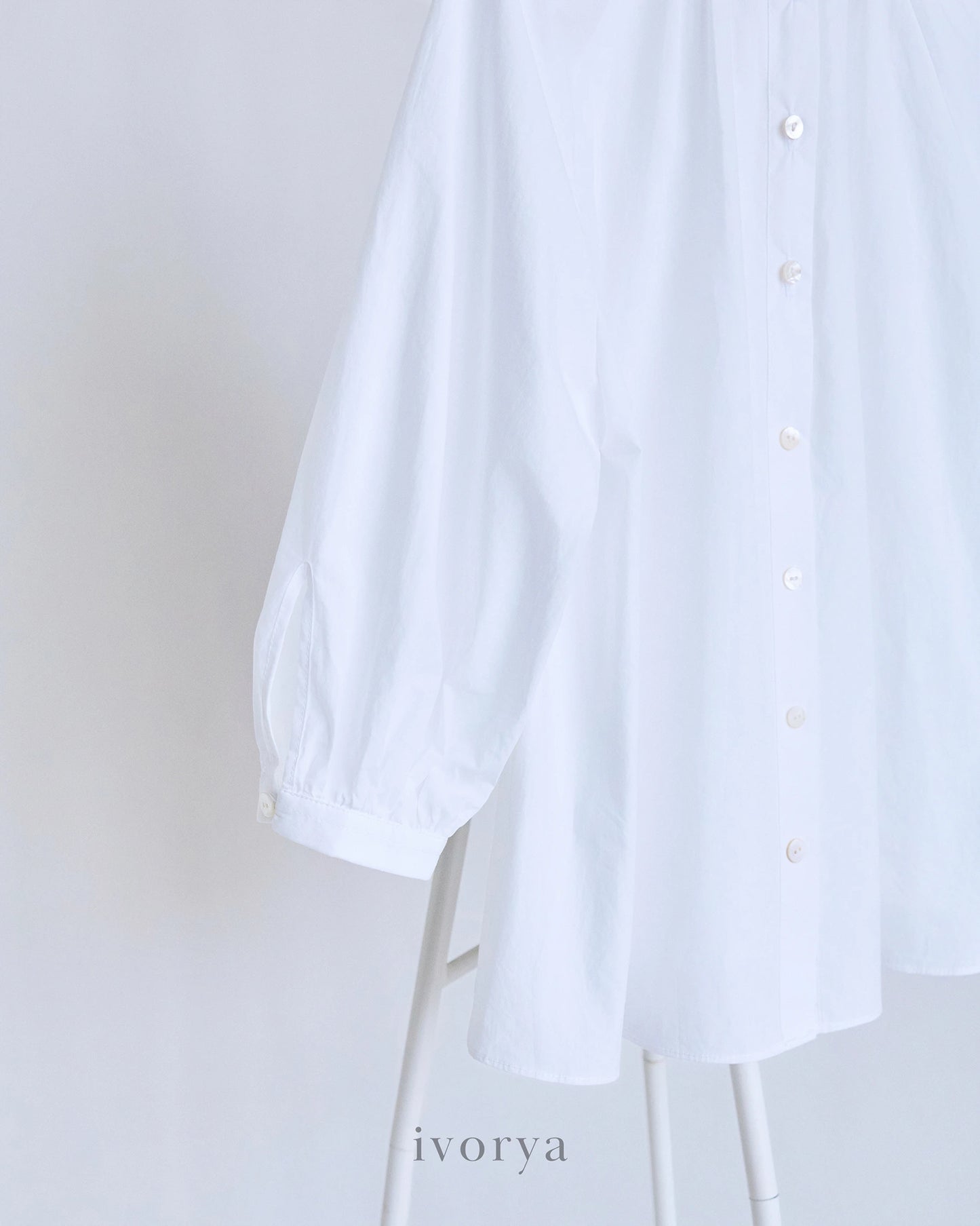 Áo kiểu nữ cổ tròn tay lỡ phối bèo nhún giữa trước và khuy nút cài phía sau - SH9779