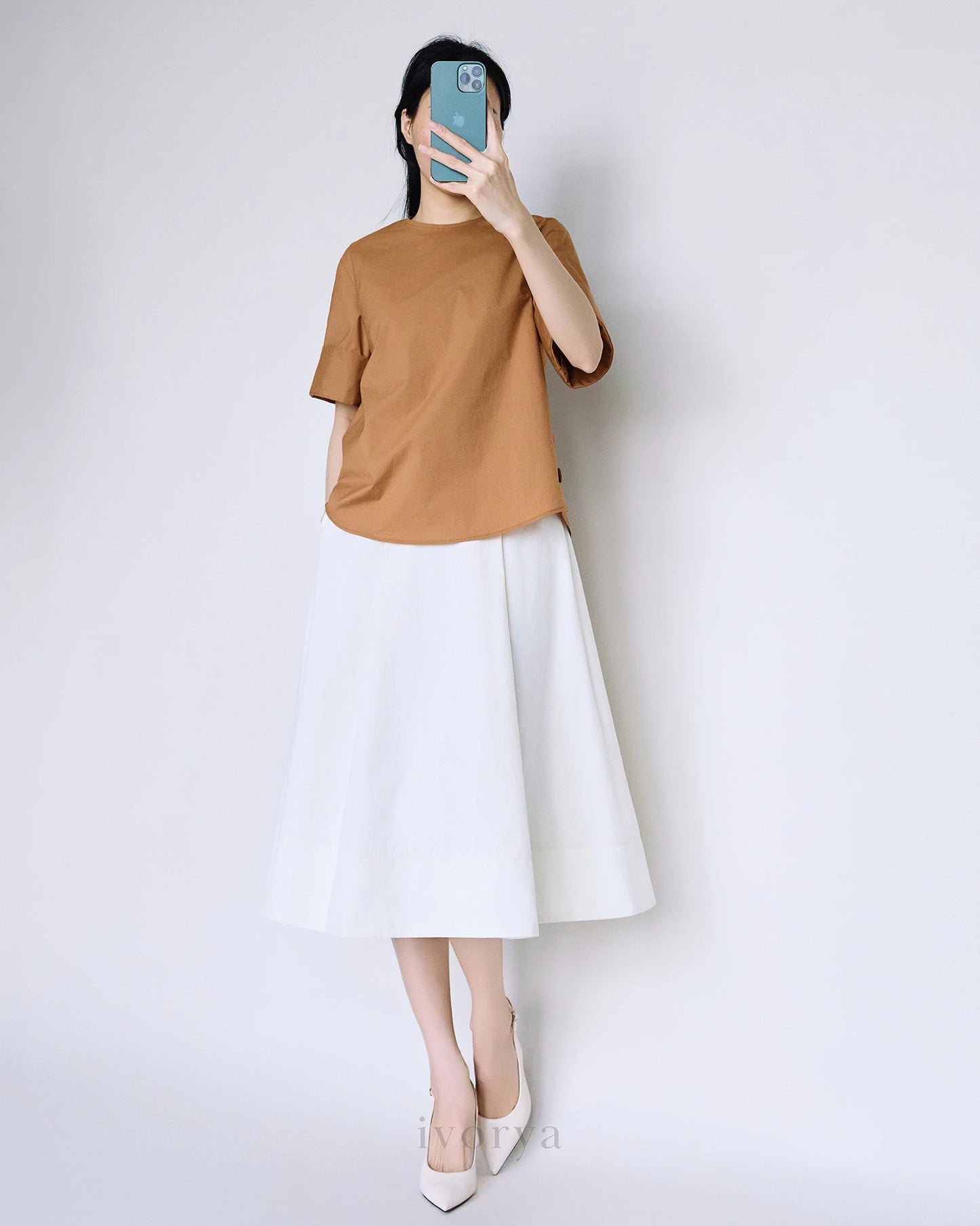 Áo cổ tròn màu nâu, tay áo ngắn lai to bản - SH9781