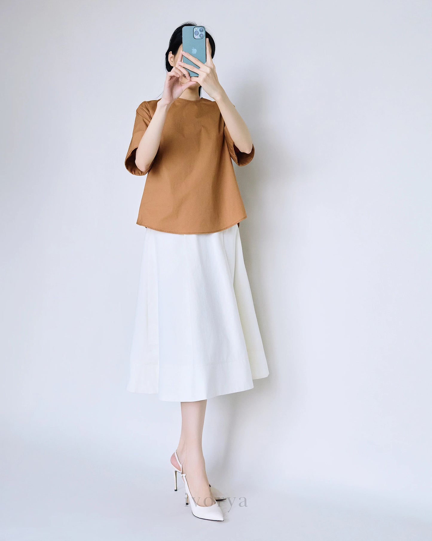 Áo cổ tròn màu nâu, tay áo ngắn lai to bản - SH9781