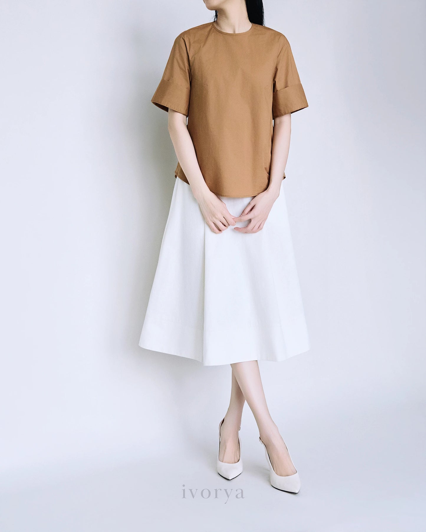 Áo cổ tròn màu nâu, tay áo ngắn lai to bản - SH9781