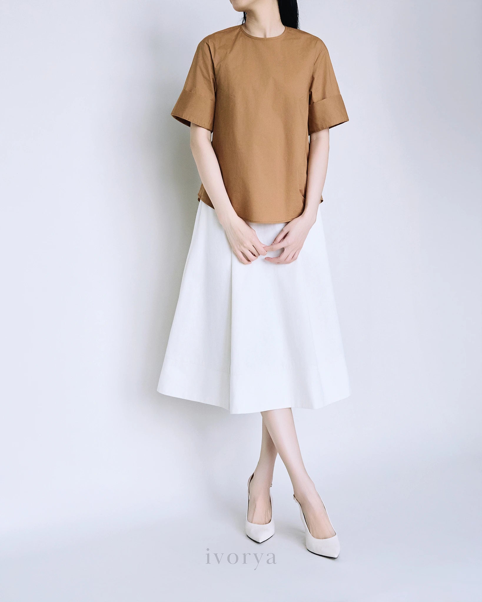 Áo cổ tròn màu nâu, tay áo ngắn lai to bản - SH9781