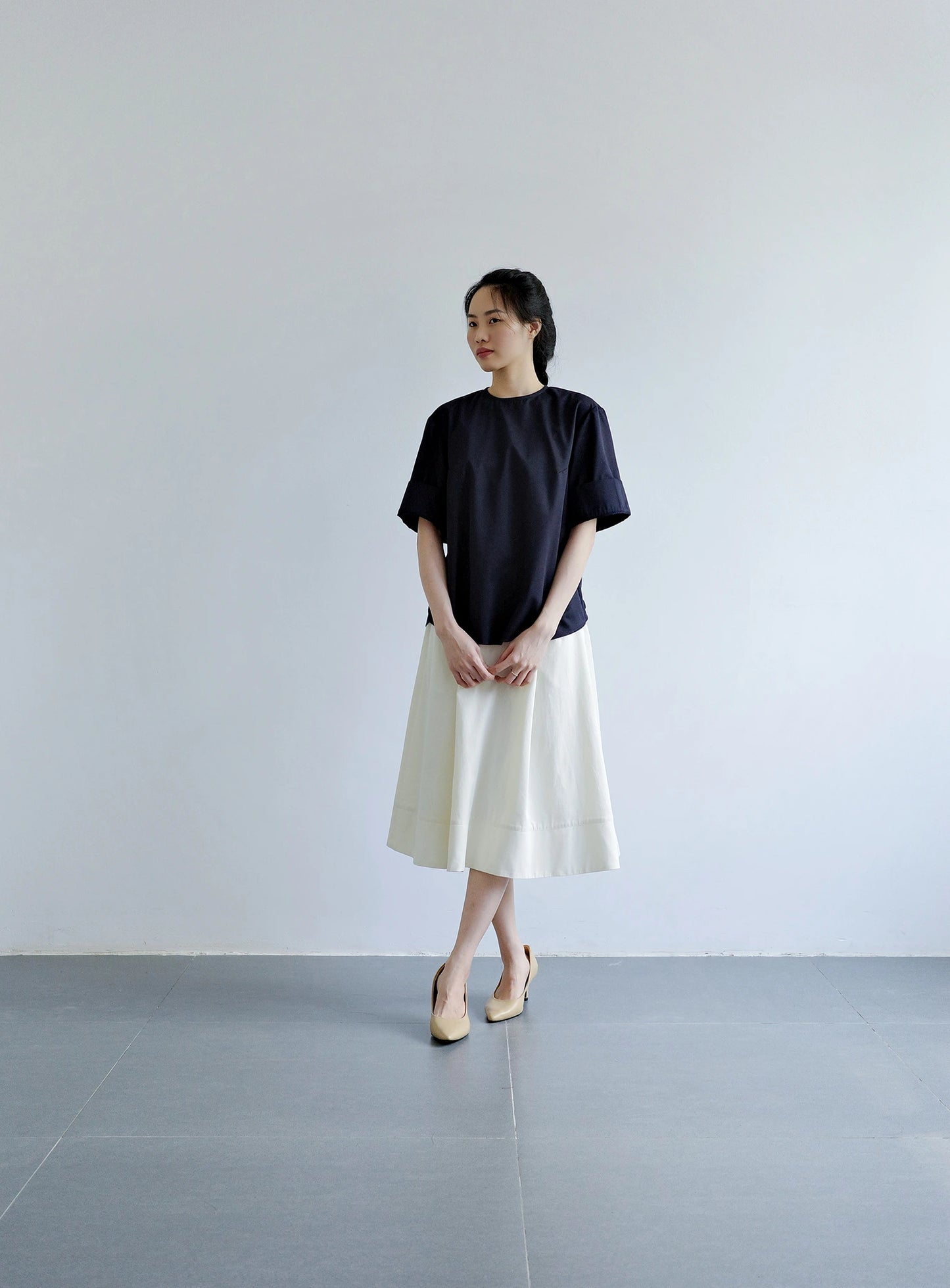 Áo cổ tròn màu xanh navy, tay áo ngắn lai to bản - SH9781B