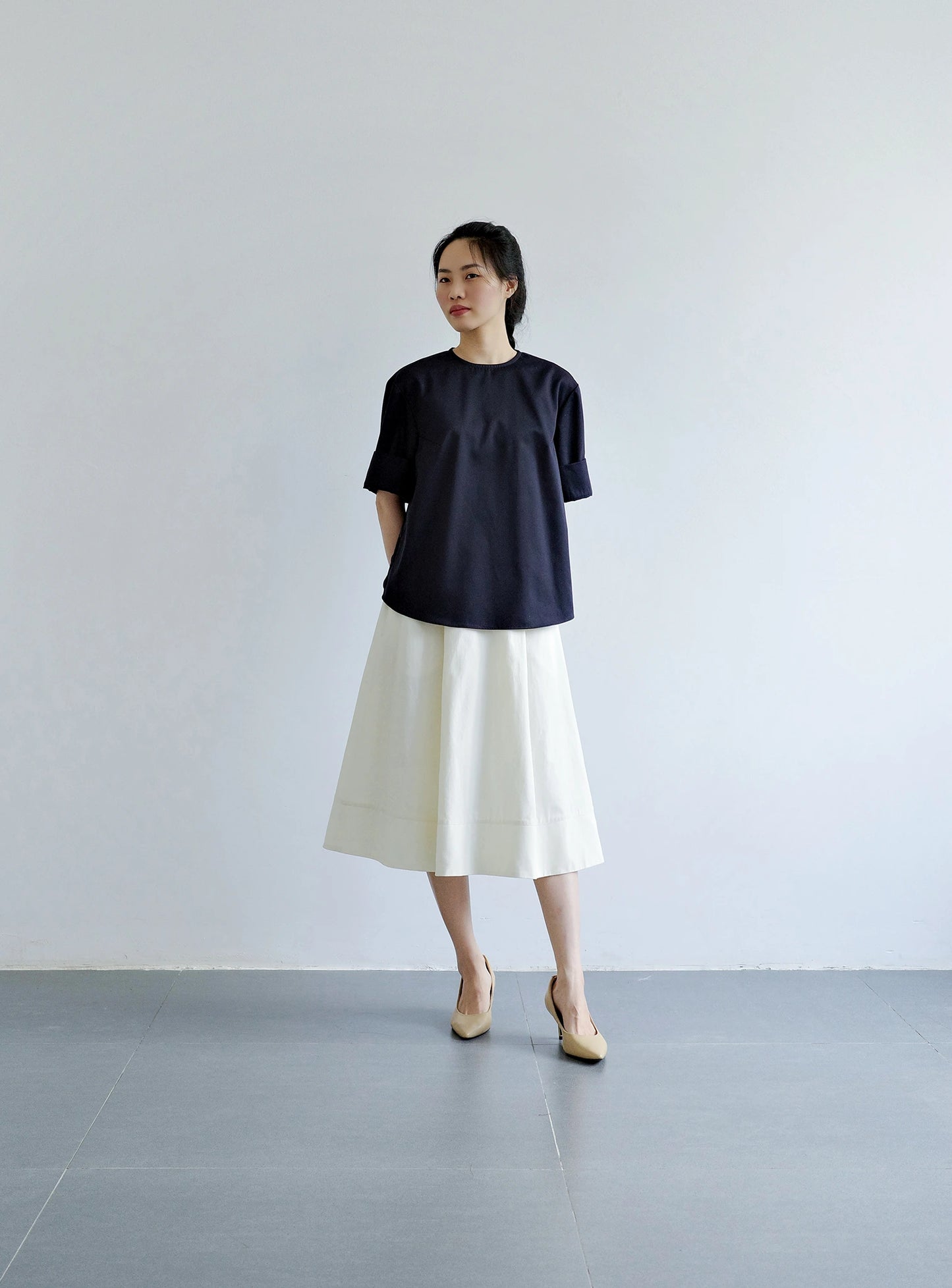 Áo cổ tròn màu xanh navy, tay áo ngắn lai to bản - SH9781B