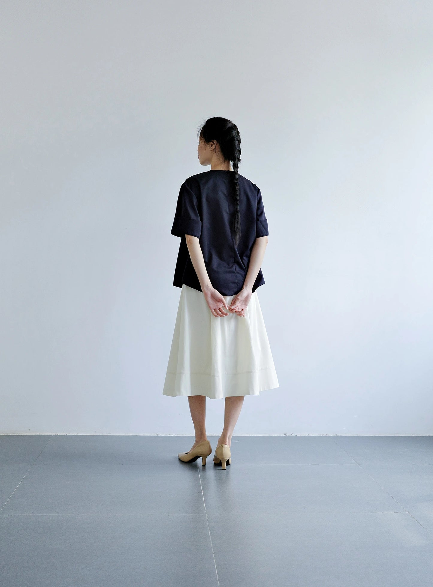 Áo cổ tròn màu xanh navy, tay áo ngắn lai to bản - SH9781B