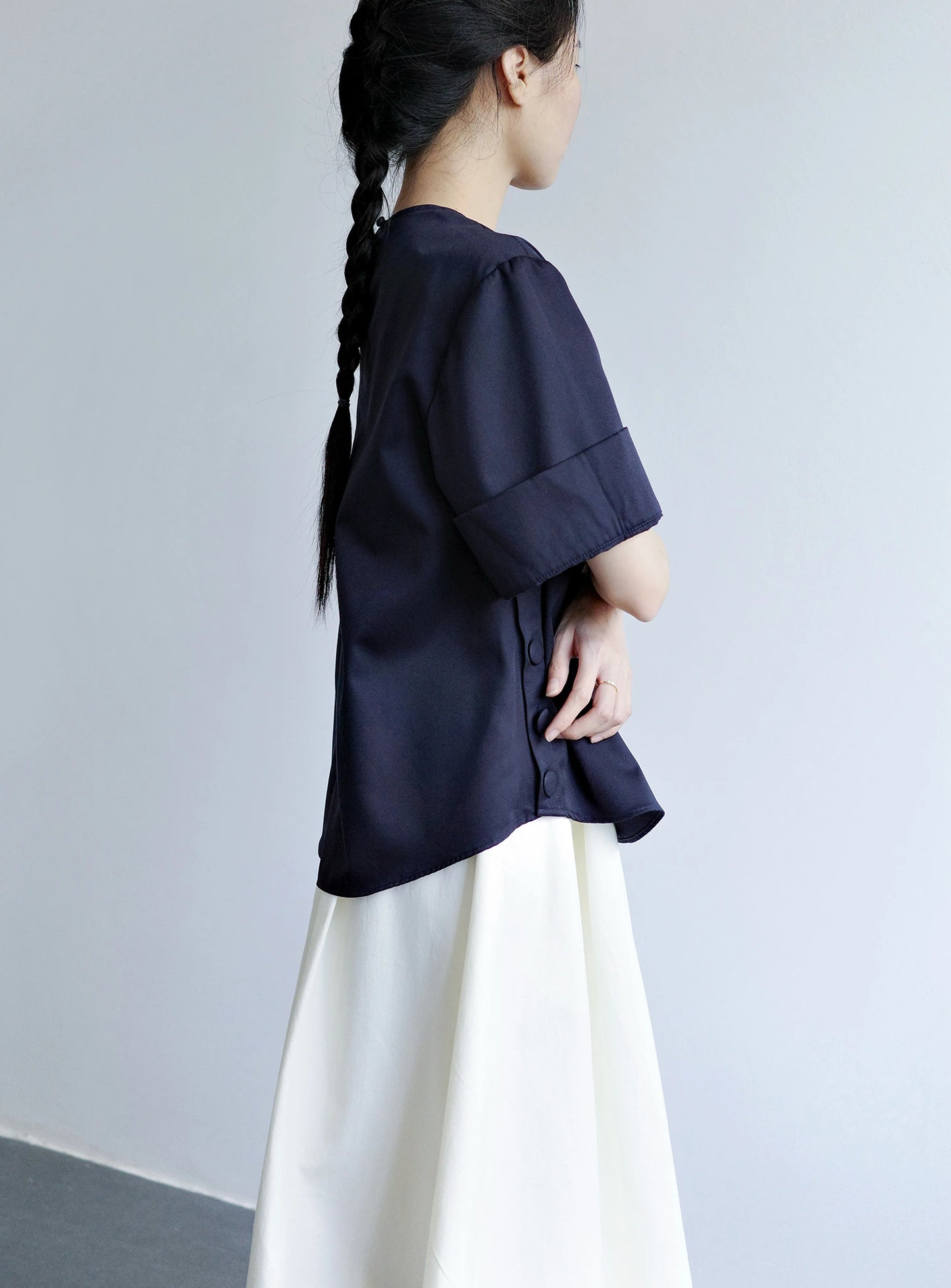 Áo cổ tròn màu xanh navy, tay áo ngắn lai to bản - SH9781B