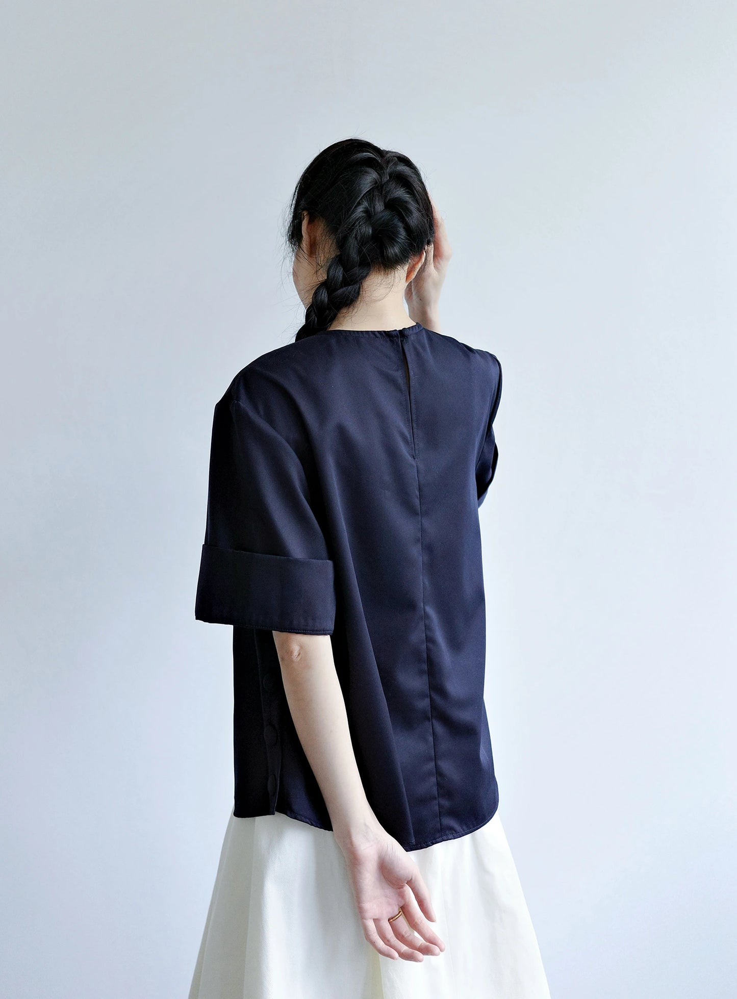 Áo cổ tròn màu xanh navy, tay áo ngắn lai to bản - SH9781B