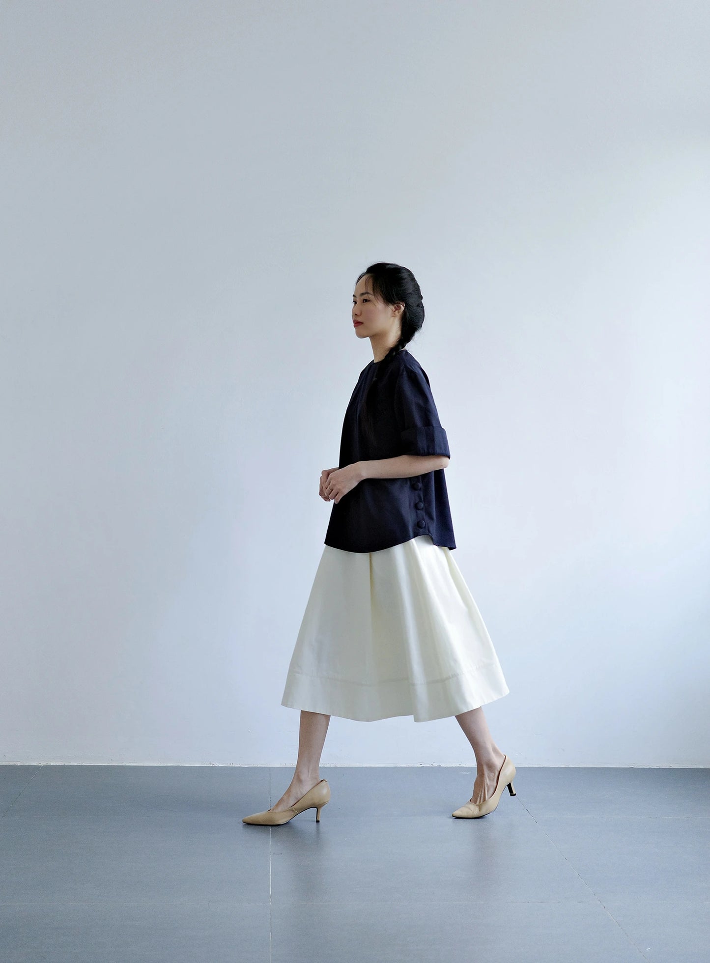 Áo cổ tròn màu xanh navy, tay áo ngắn lai to bản - SH9781B