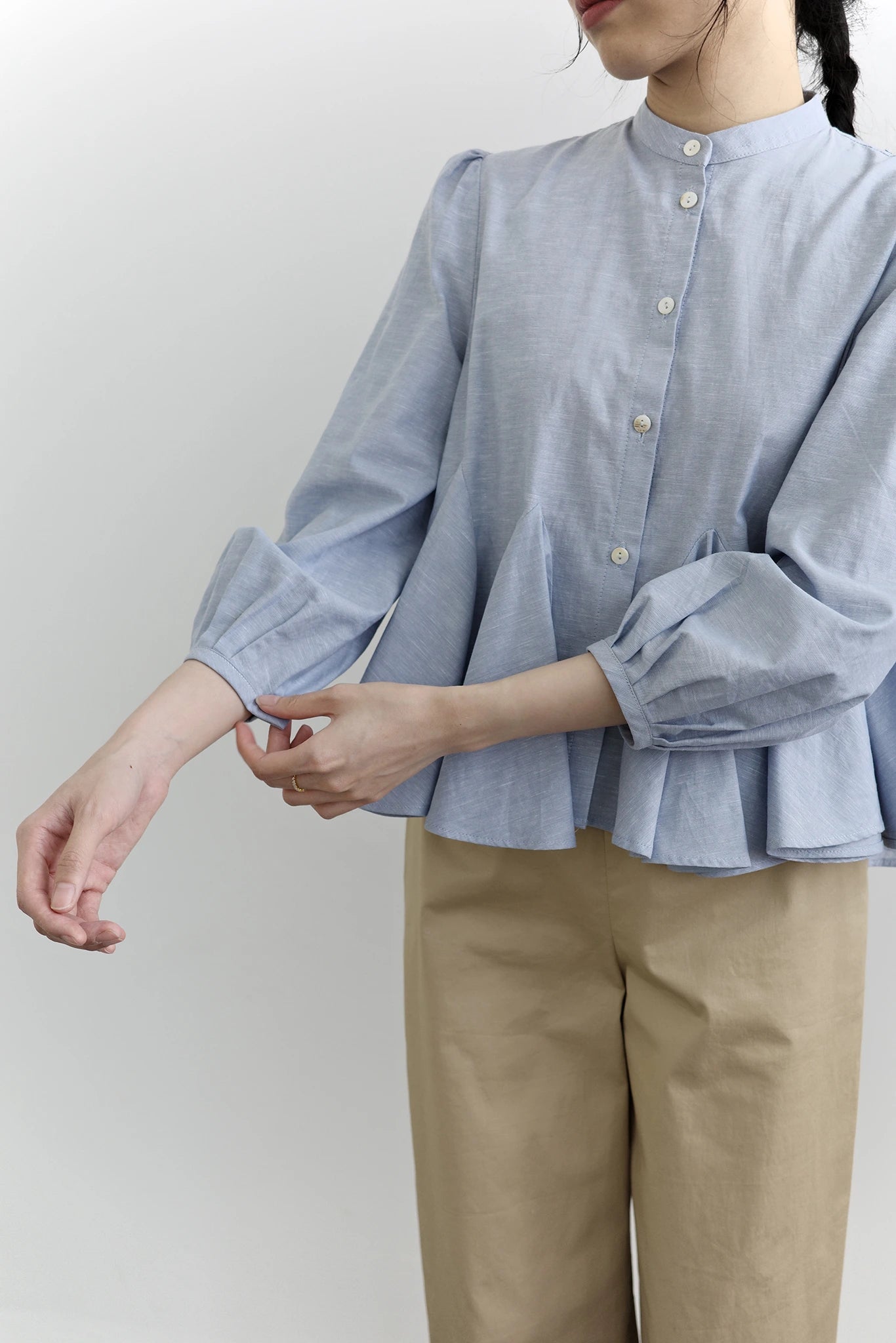 Áo sơ mi màu xanh nhạt lai xòe và tay lỡ - SH9782