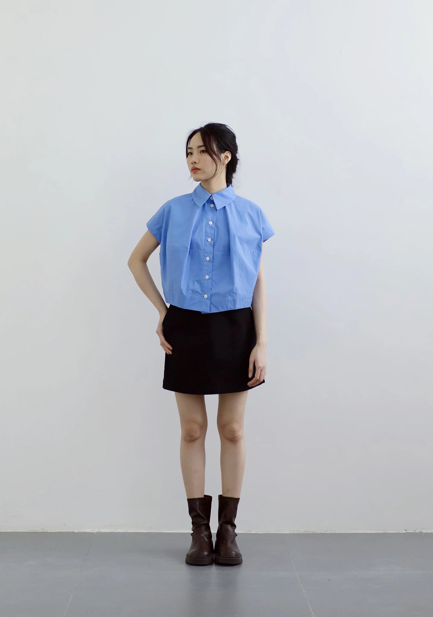 Áo sơ mi crop-top nữ màu xanh tay ngắn - SH9784