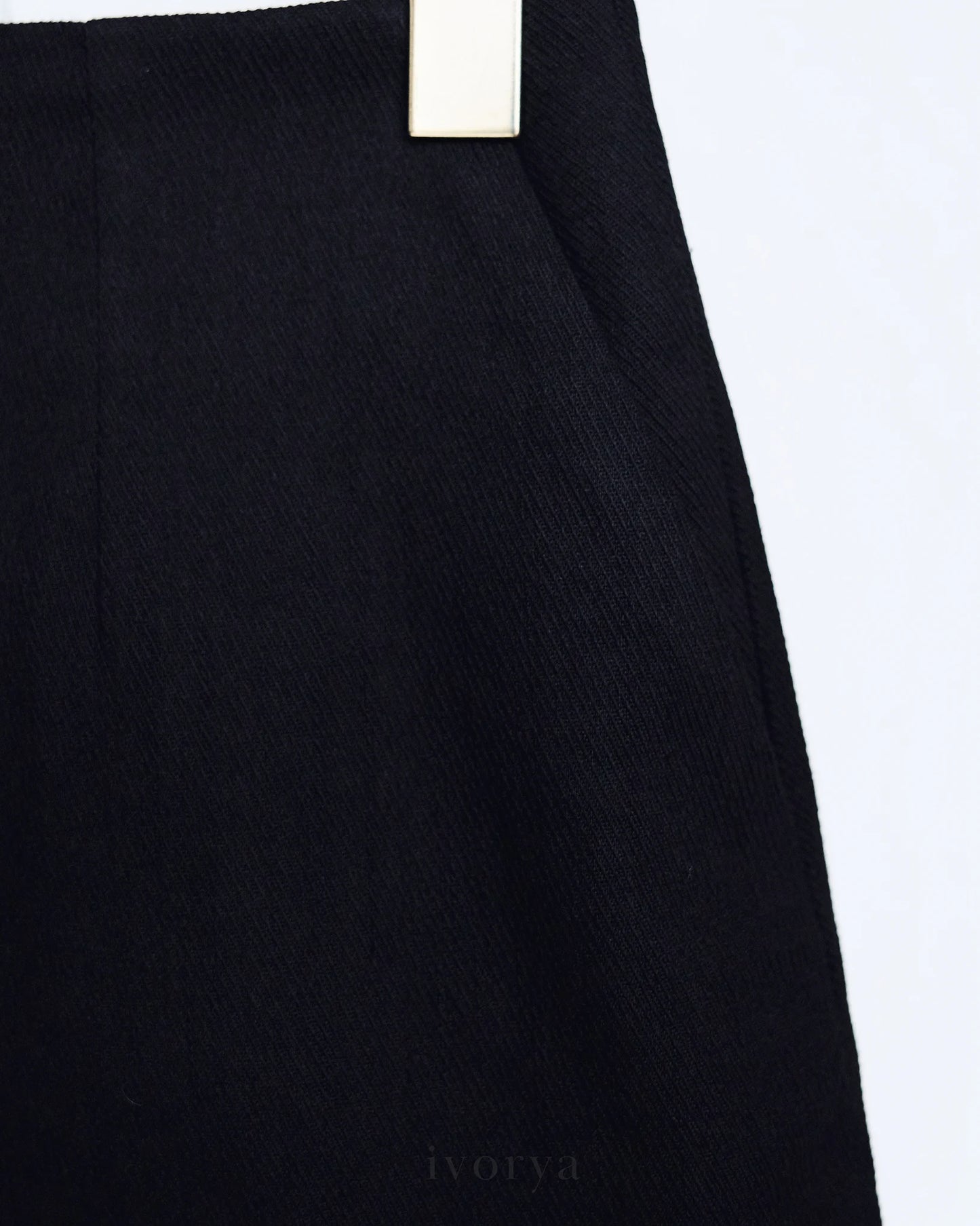 Chân váy chữ A ngắn trên gối màu đen  - SK9776