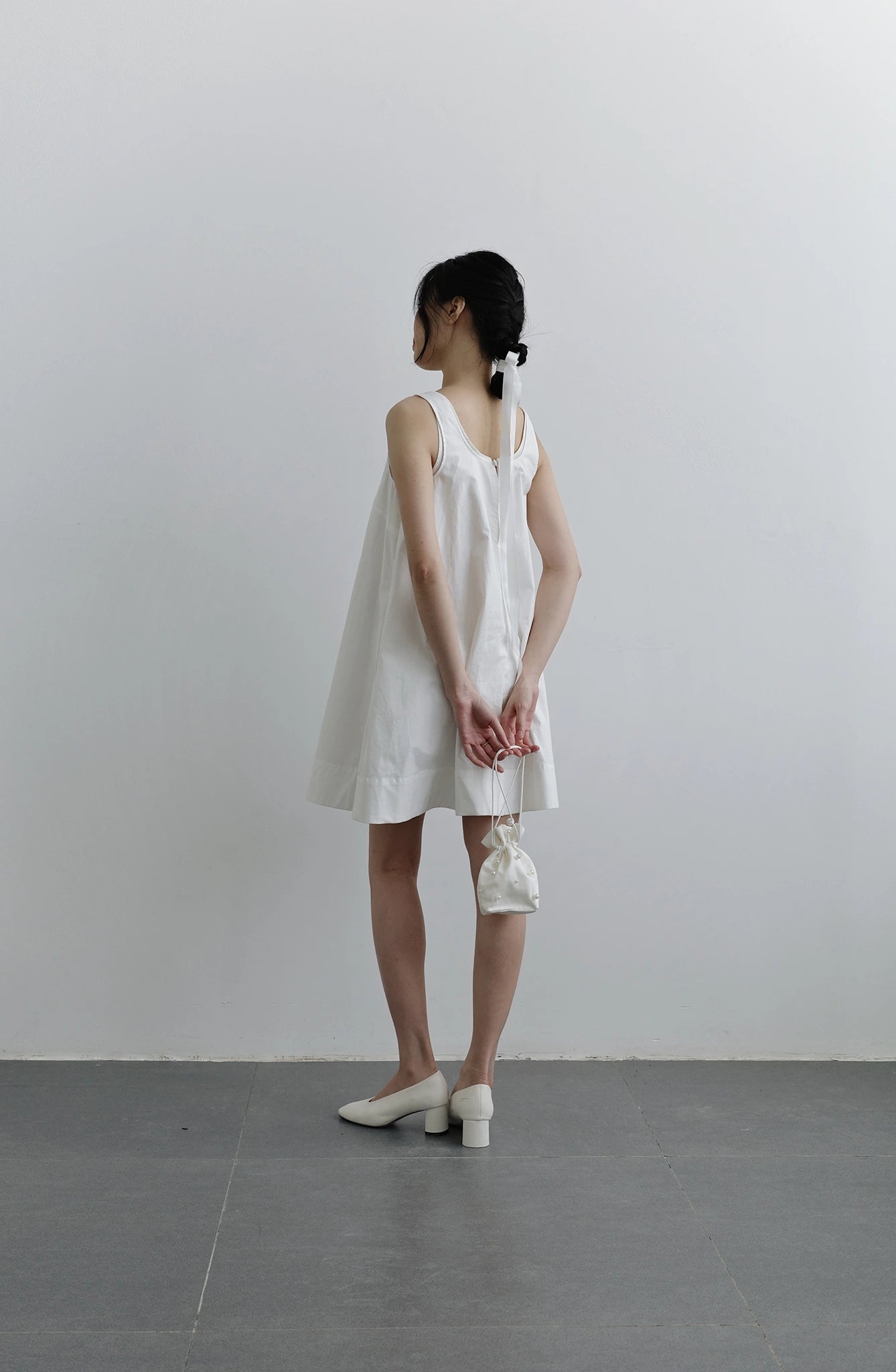 Đầm nữ màu trắng form rộng không tay - YD9794
