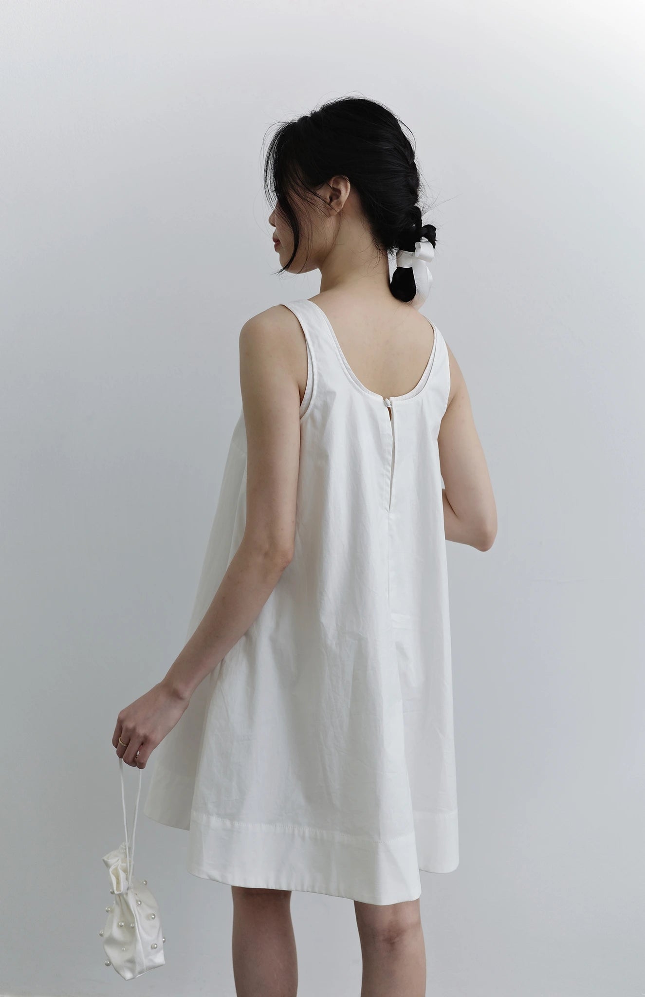 Đầm nữ màu trắng form rộng không tay - YD9794