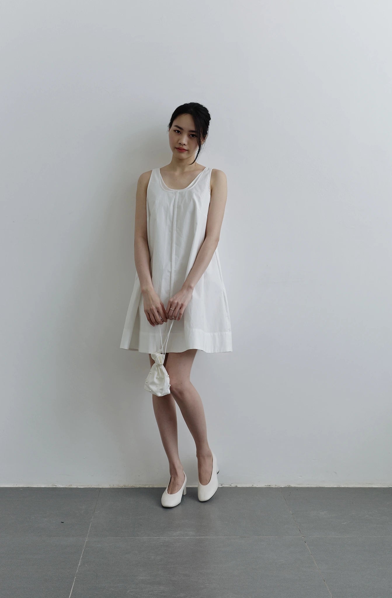 Đầm nữ màu trắng form rộng không tay - YD9794